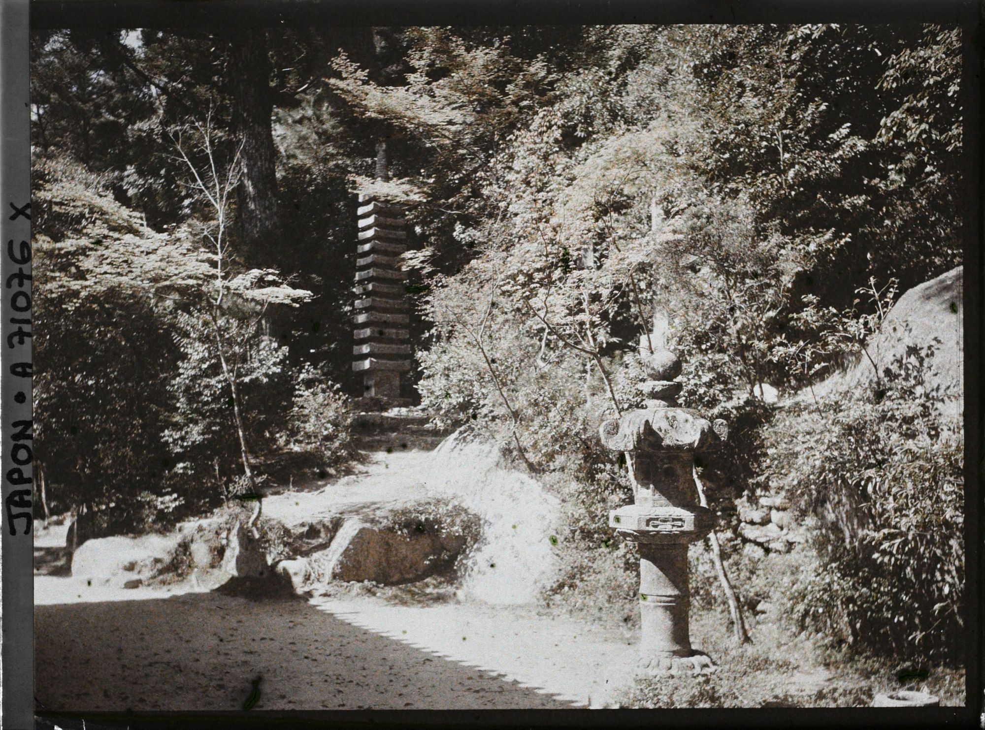 Image représentant Temple Kasagi-dera (ou Kasagi-ji) : lanterne et pagode à 13 étages (jûsanjû-no-tô)