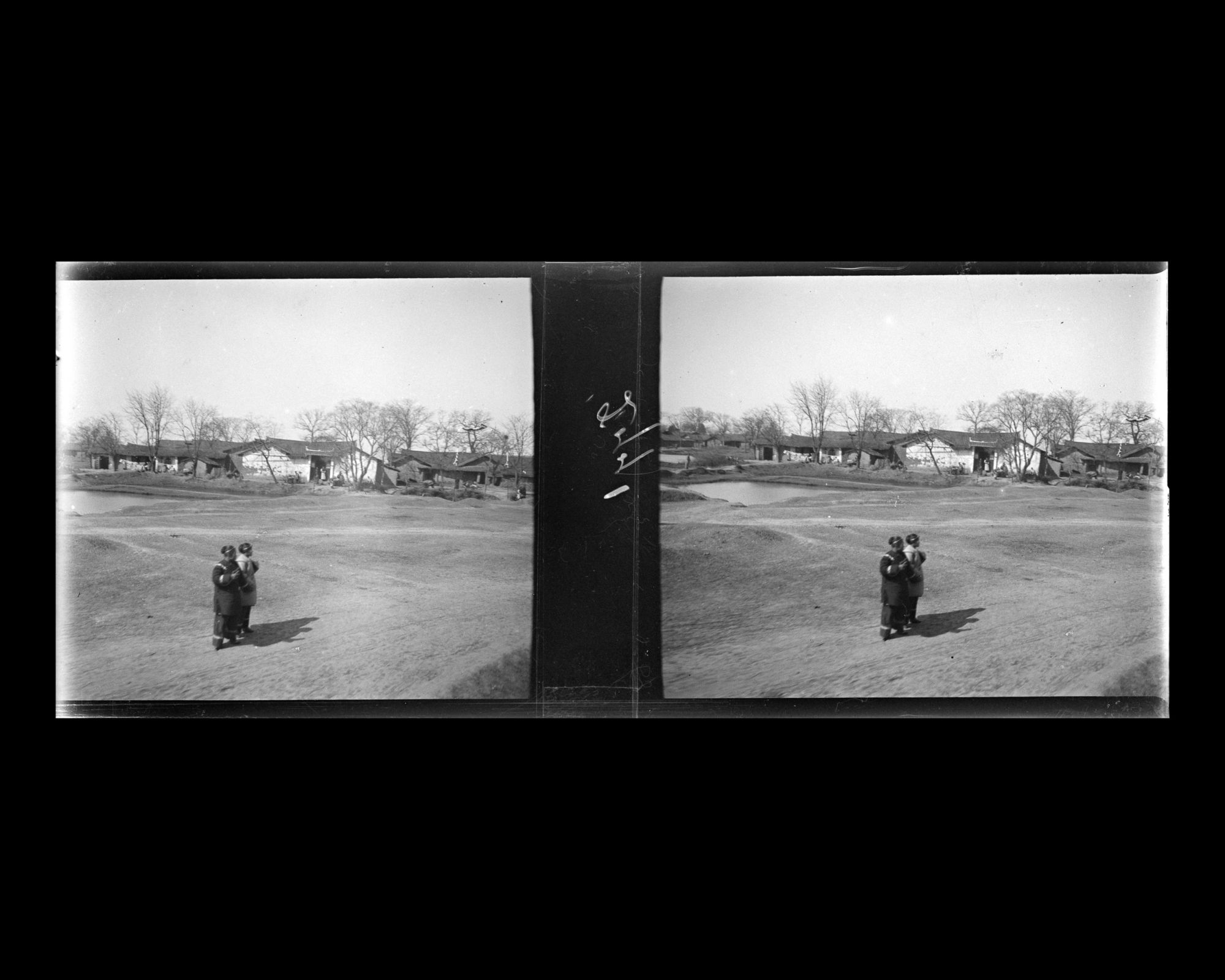 Image représentant Aux abords d'un village, deux femmes portant des vêtements typiques du Hubei