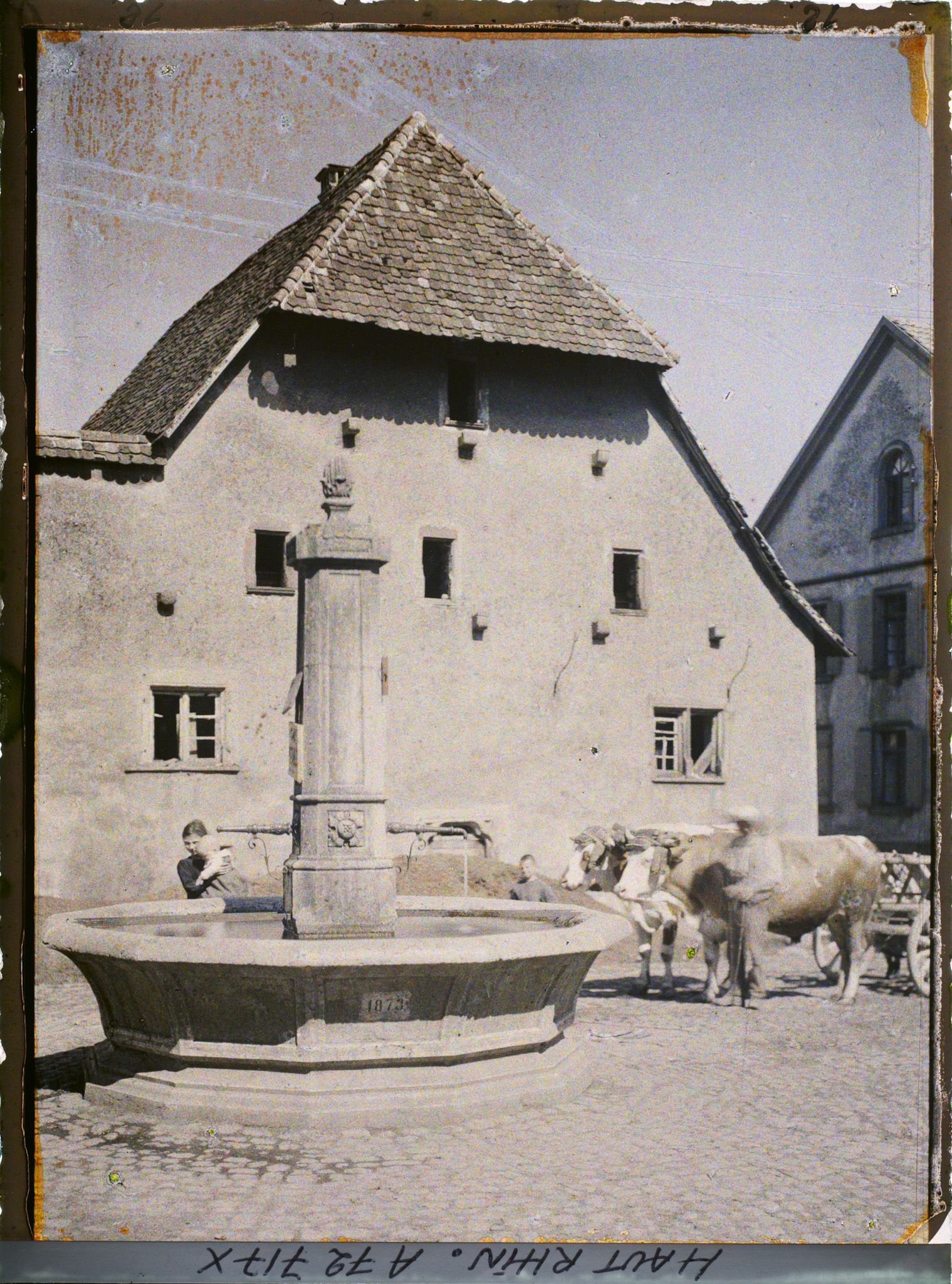 Image représentant Petite place avec fontaine et vieille maison