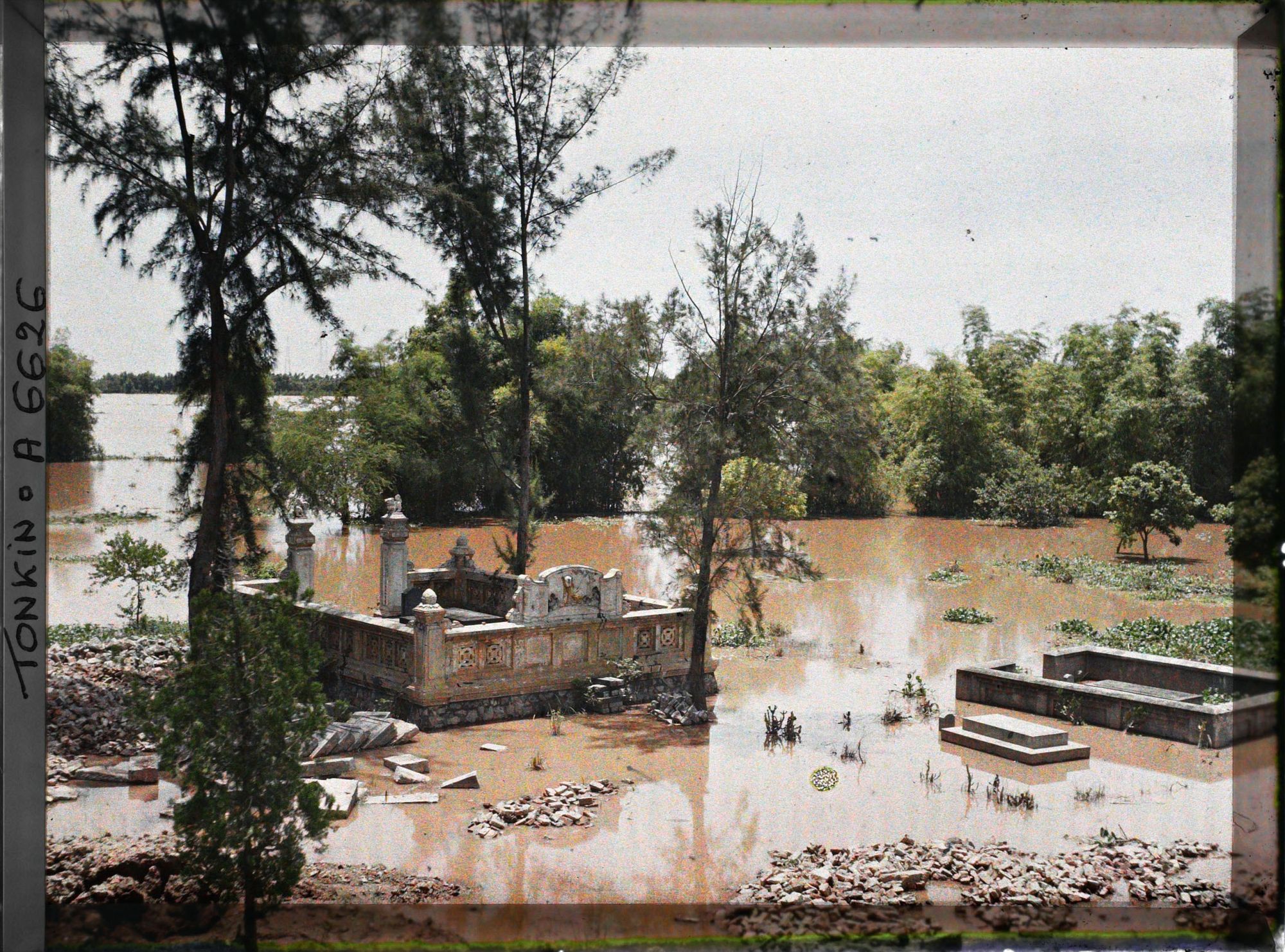 Image représentant La sépulture mandarinale pendant les inondations