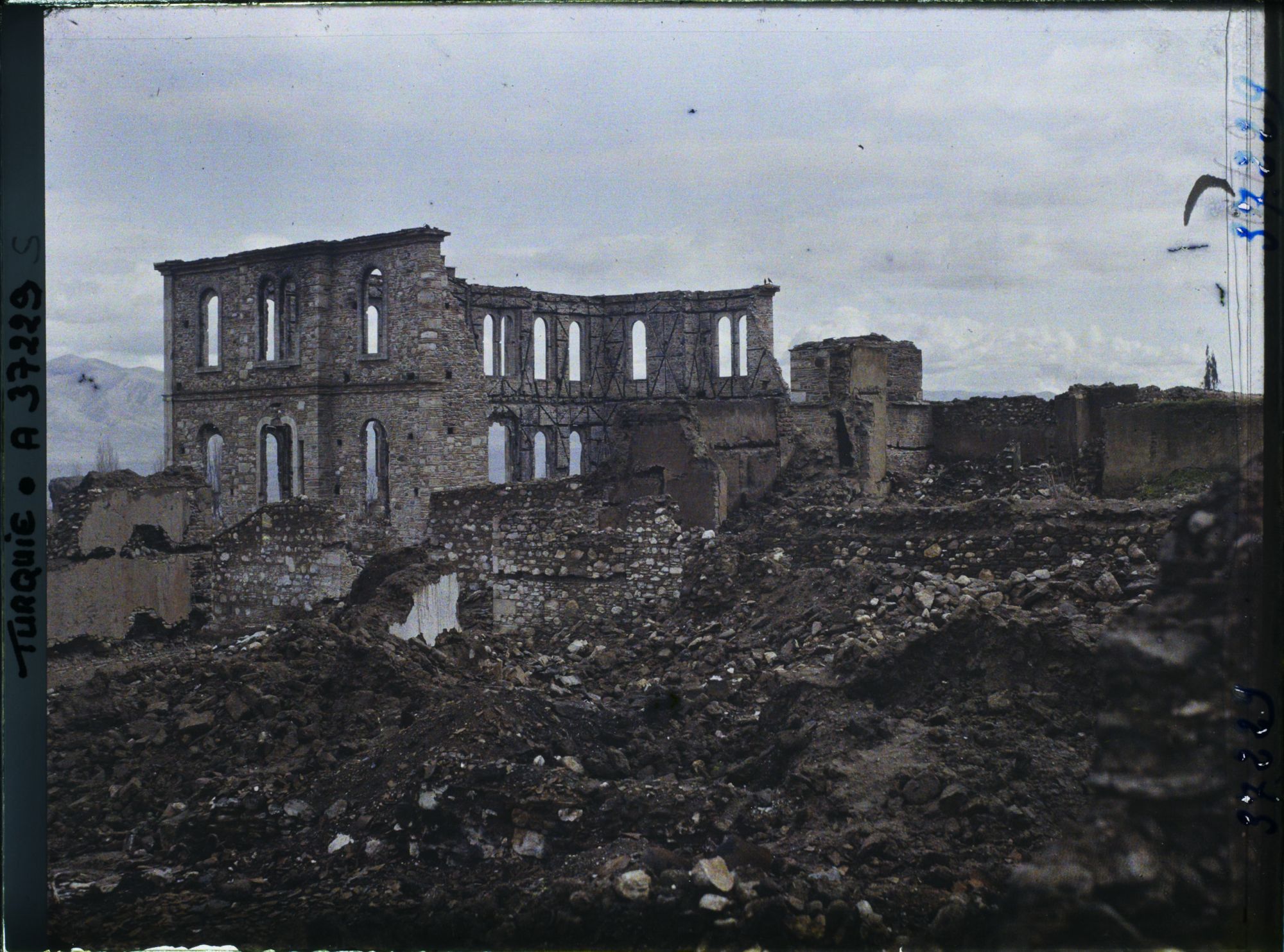 Image représentant Turquie, Alacheir, L'Ecole incendiée