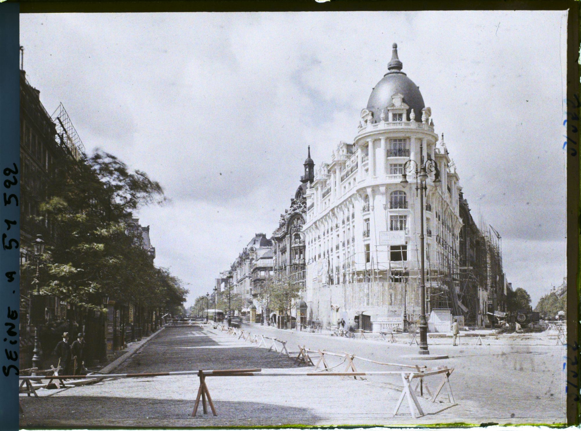 Image représentant La percée du boulevard Haussmann, à l'angle du boulevard des Italiens