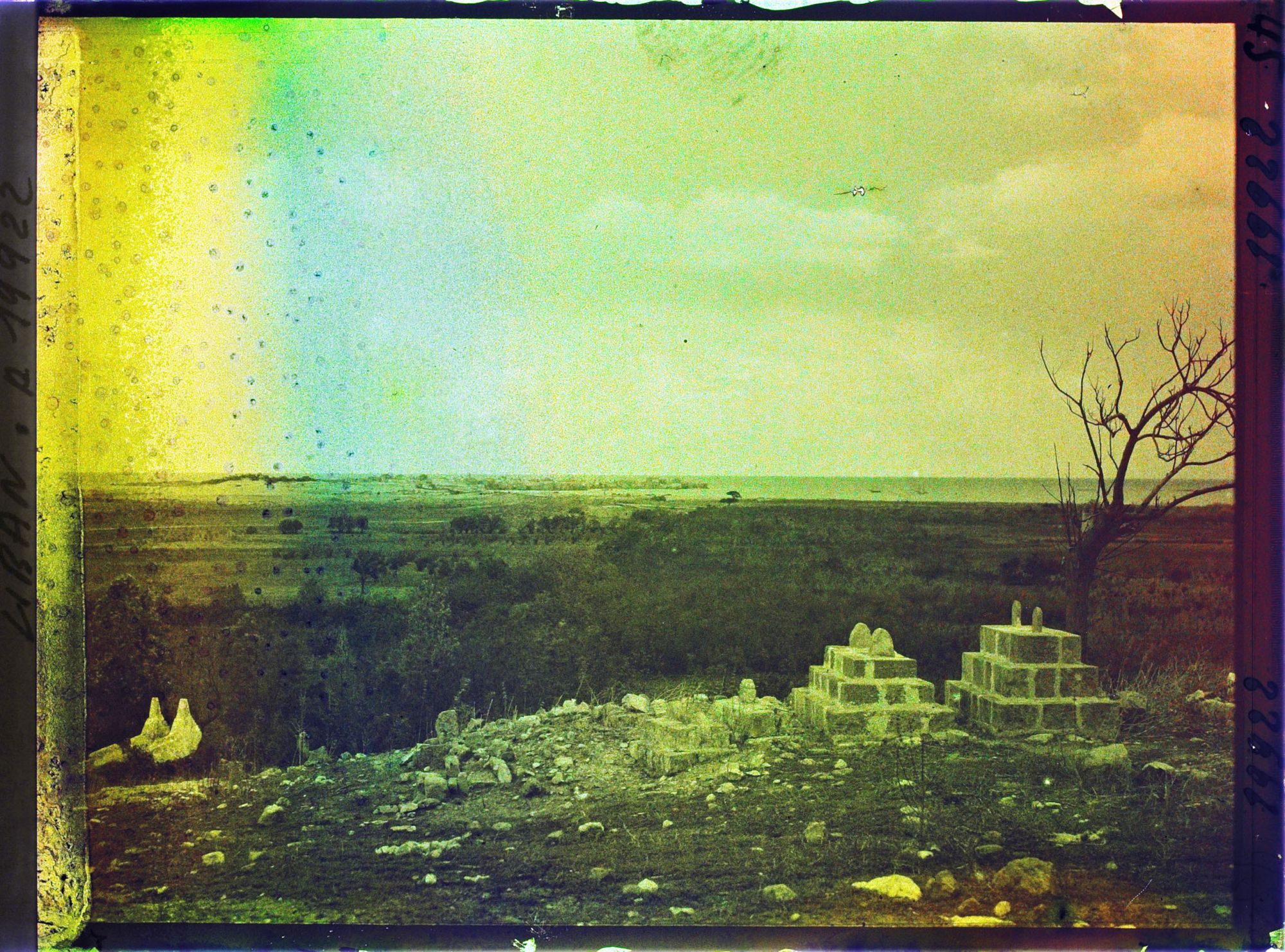 Image représentant Panorama sur la mer et la ville depuis un cimetière musulman