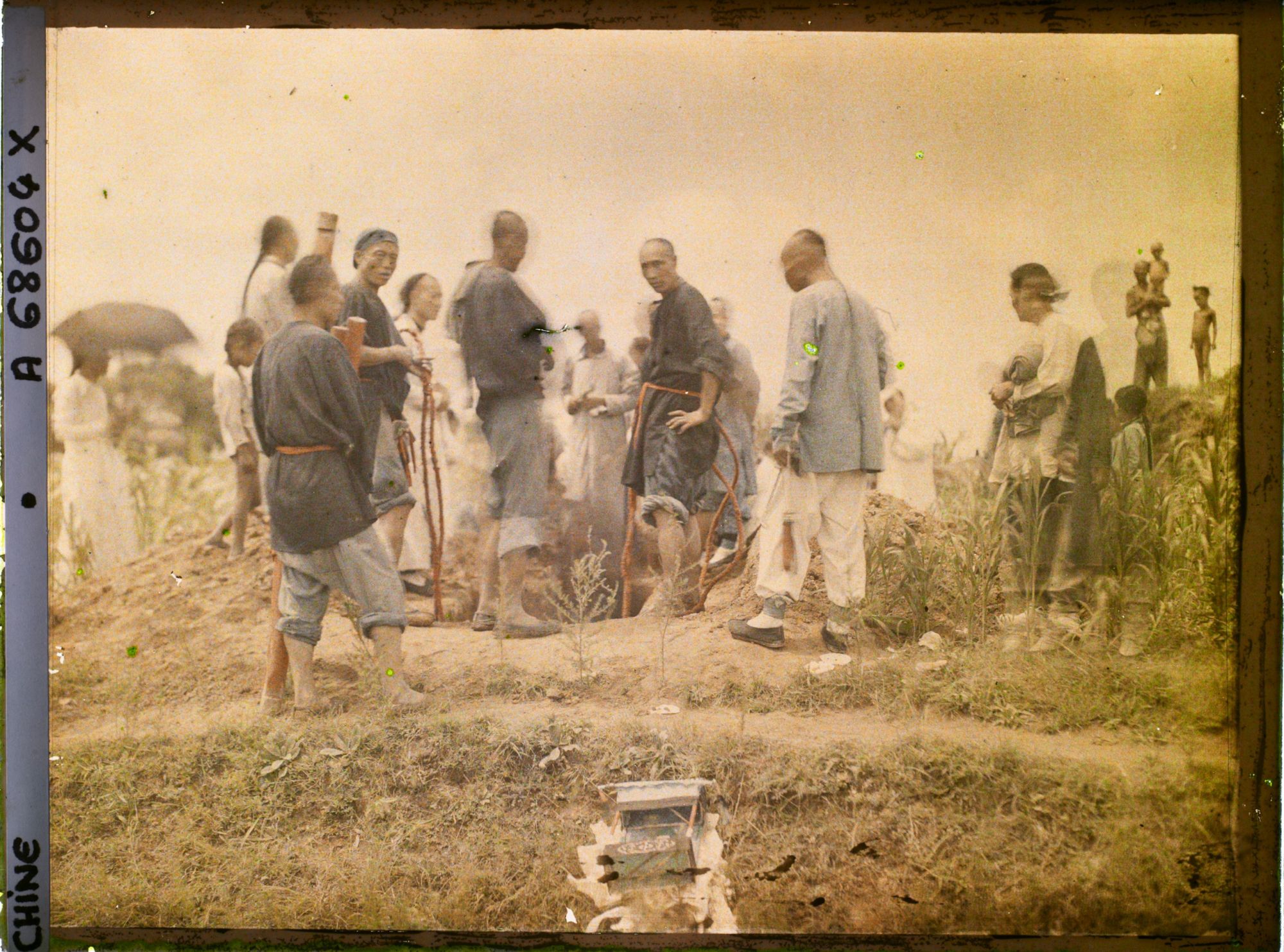 Image représentant Inhumation dans un champ de céréales