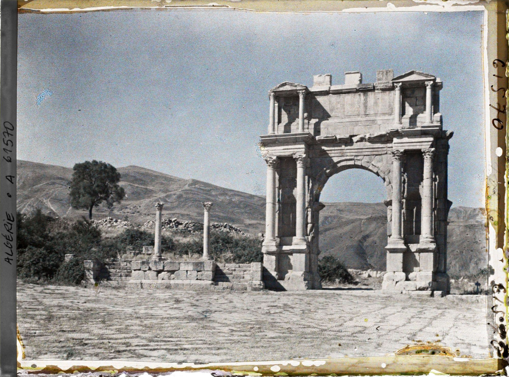 Image représentant Algérie, Djemila, Arc de triomphe de Caracalla