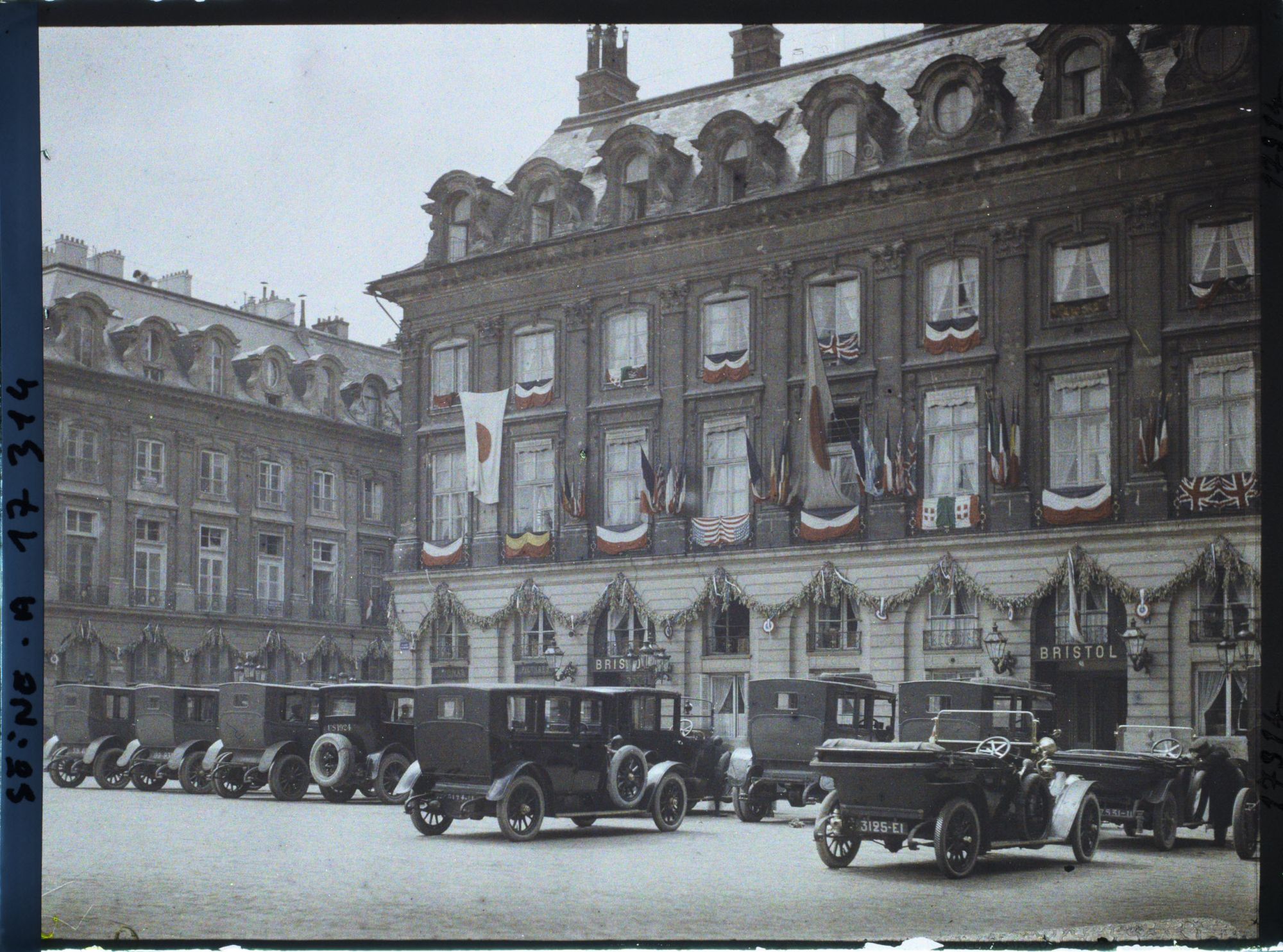 Image représentant L'hôtel Bristol place Vendôme (siège de la délégation japonaise ?) décoré pour les fêtes de la Victoire