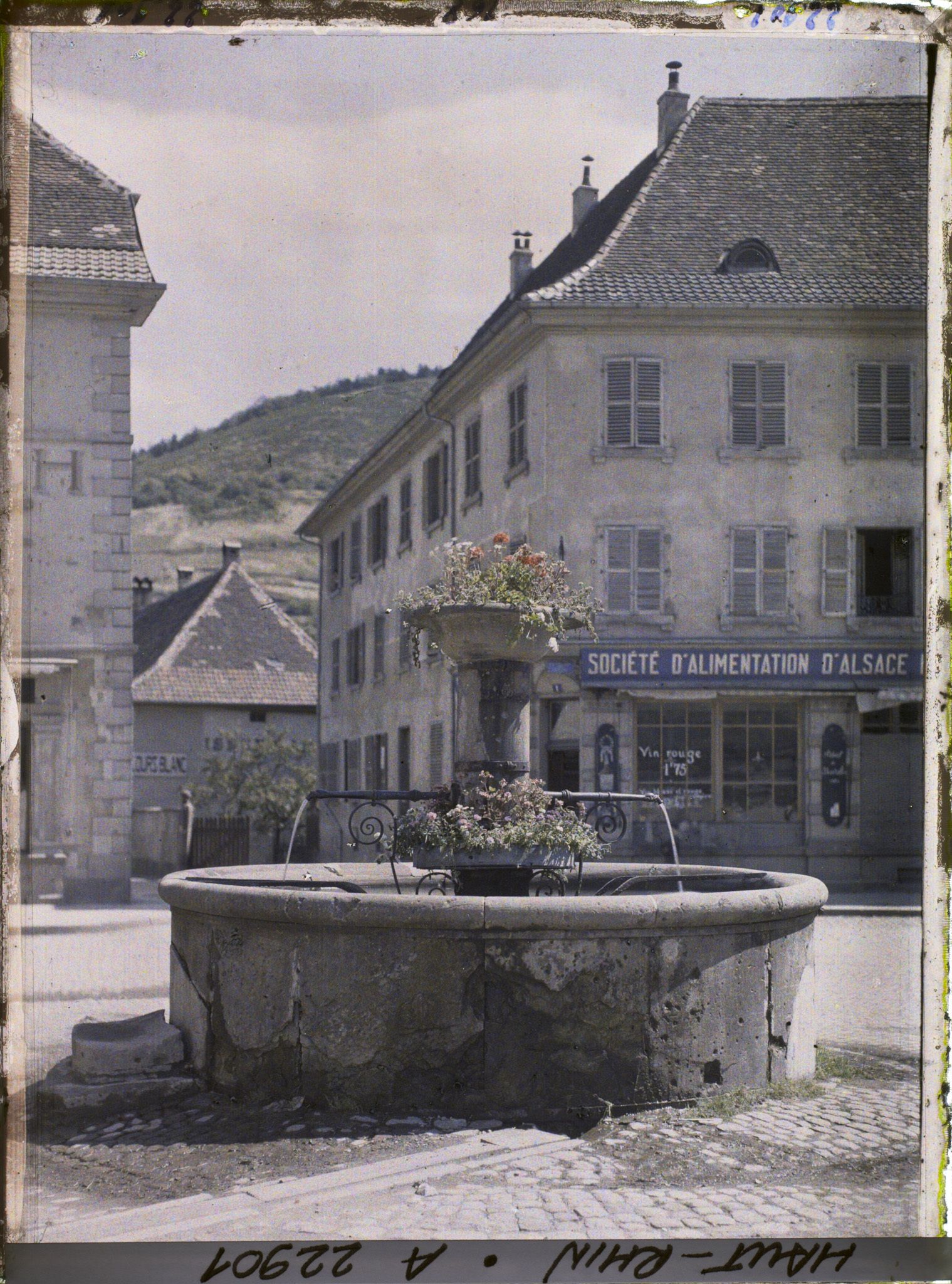 Image représentant France, Thann, Fontaine fleurie