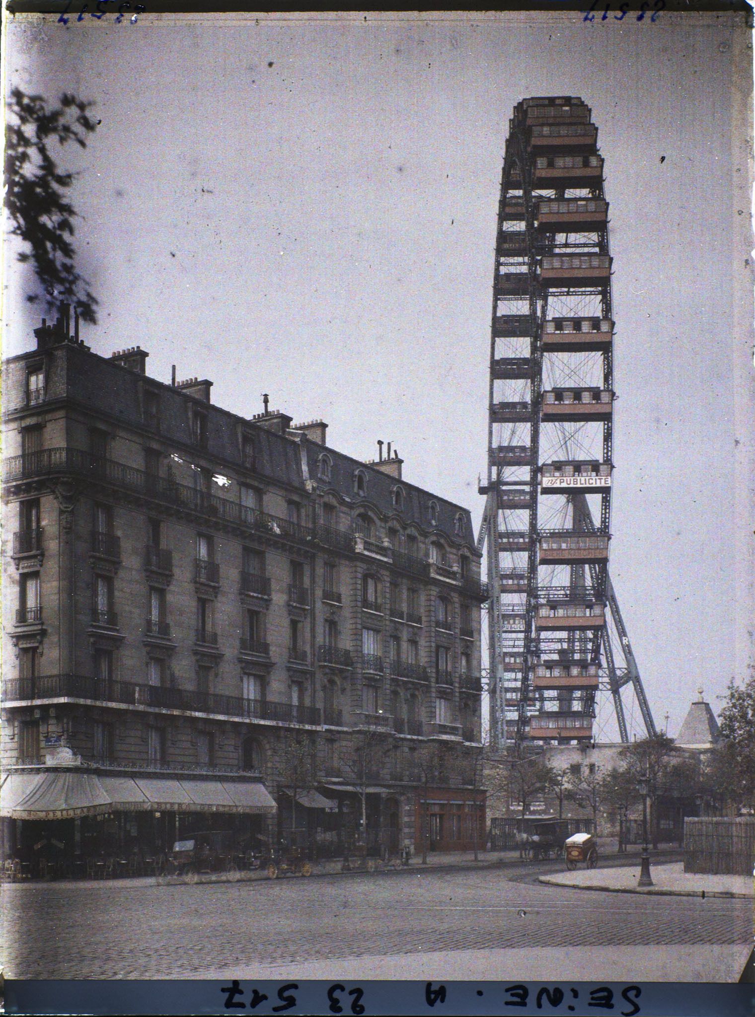 Image représentant La grande roue de l'Exposition Universelle de 1900 depuis l'avenue de la Motte-Picquet