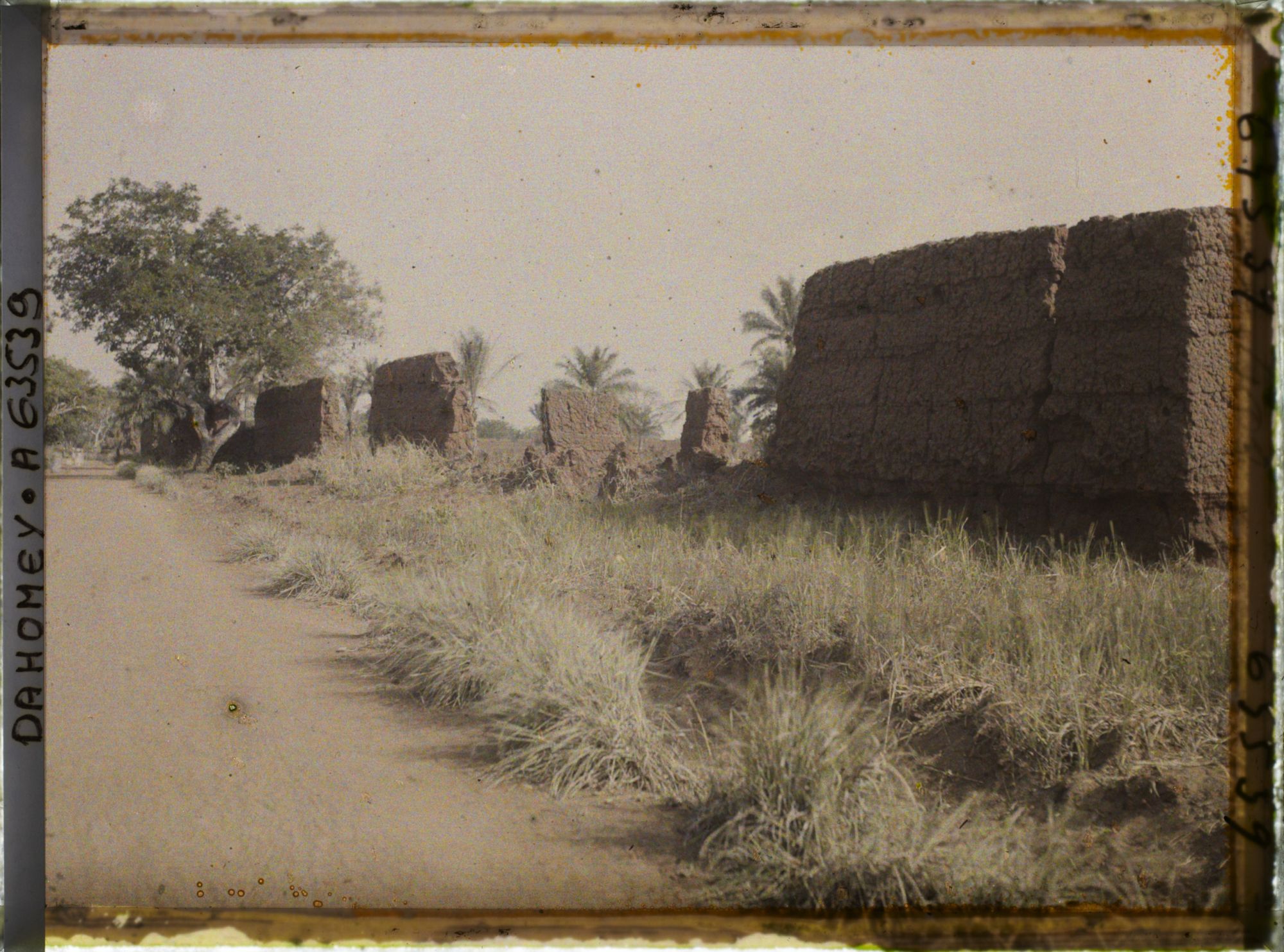 Image représentant Mur d'enceinte du palais privé (tata) de  null Guézo