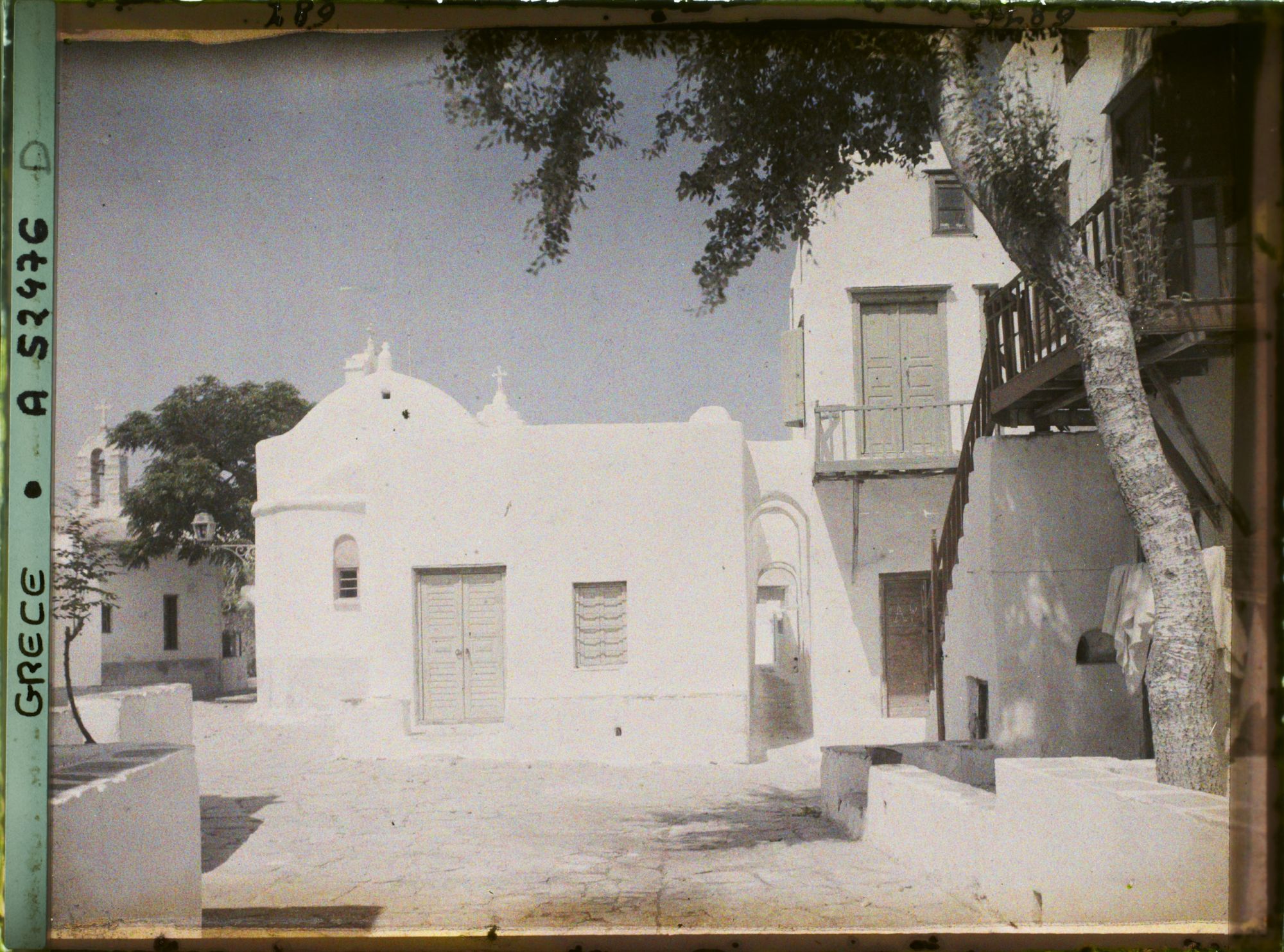Image représentant Une petite place et une petite rue à arcades
