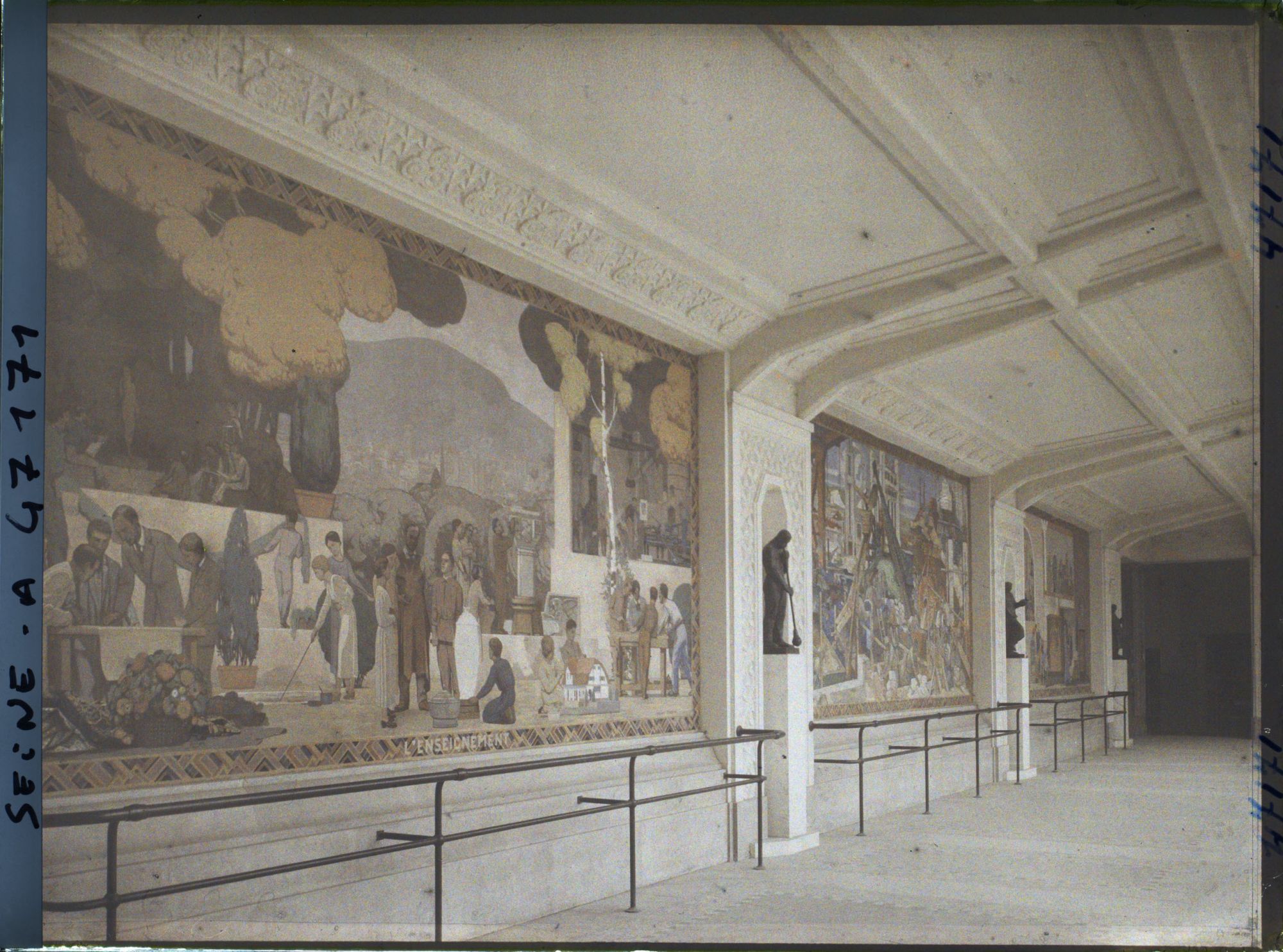 Image représentant L'Exposition des arts décoratifs, la Cour des métiers, Charles Plumet, Panneaux de Rapin, Marret et Guillonnet