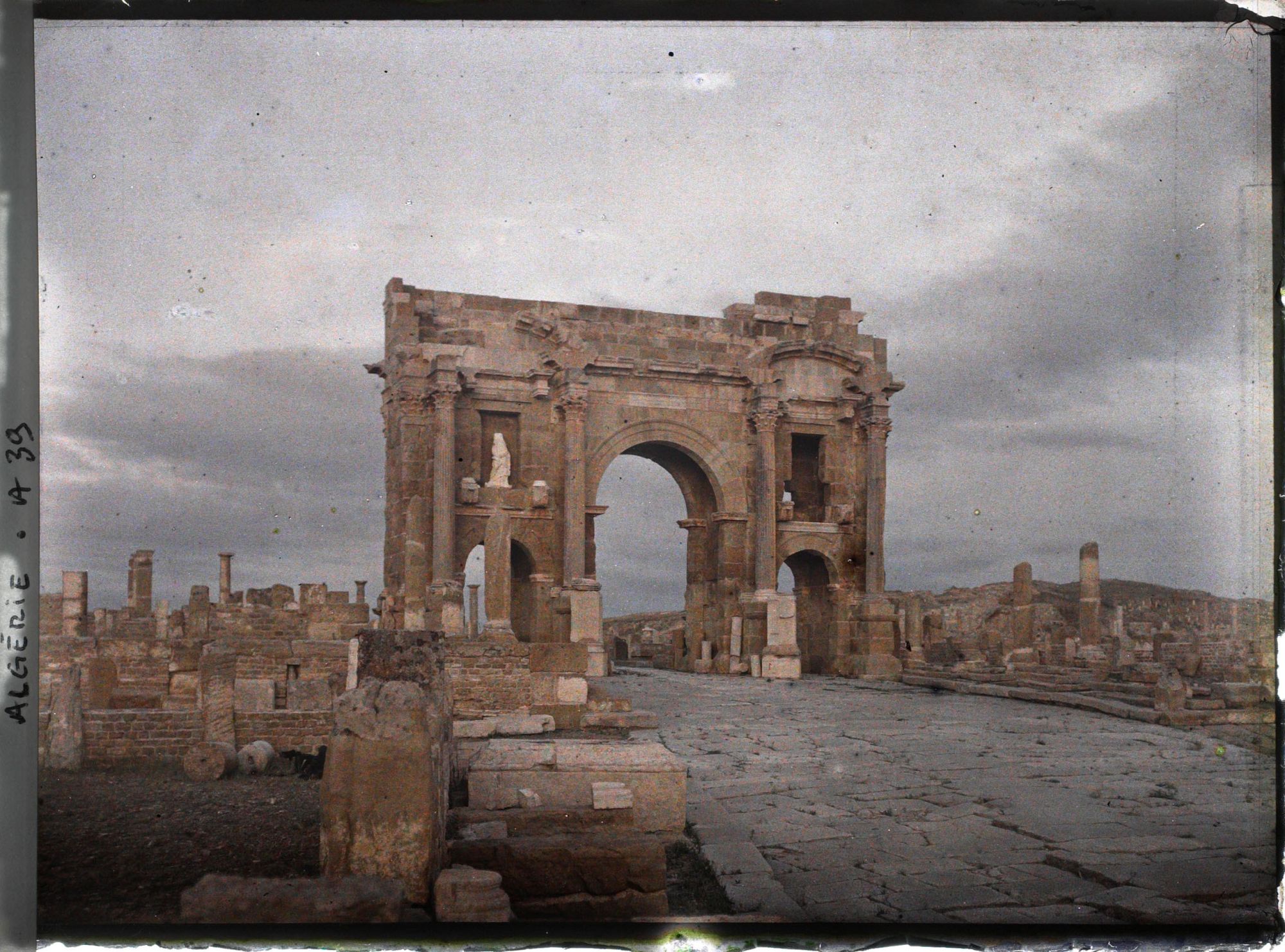 Image représentant L'arc de Trajan vu depuis le Decumanus maximus