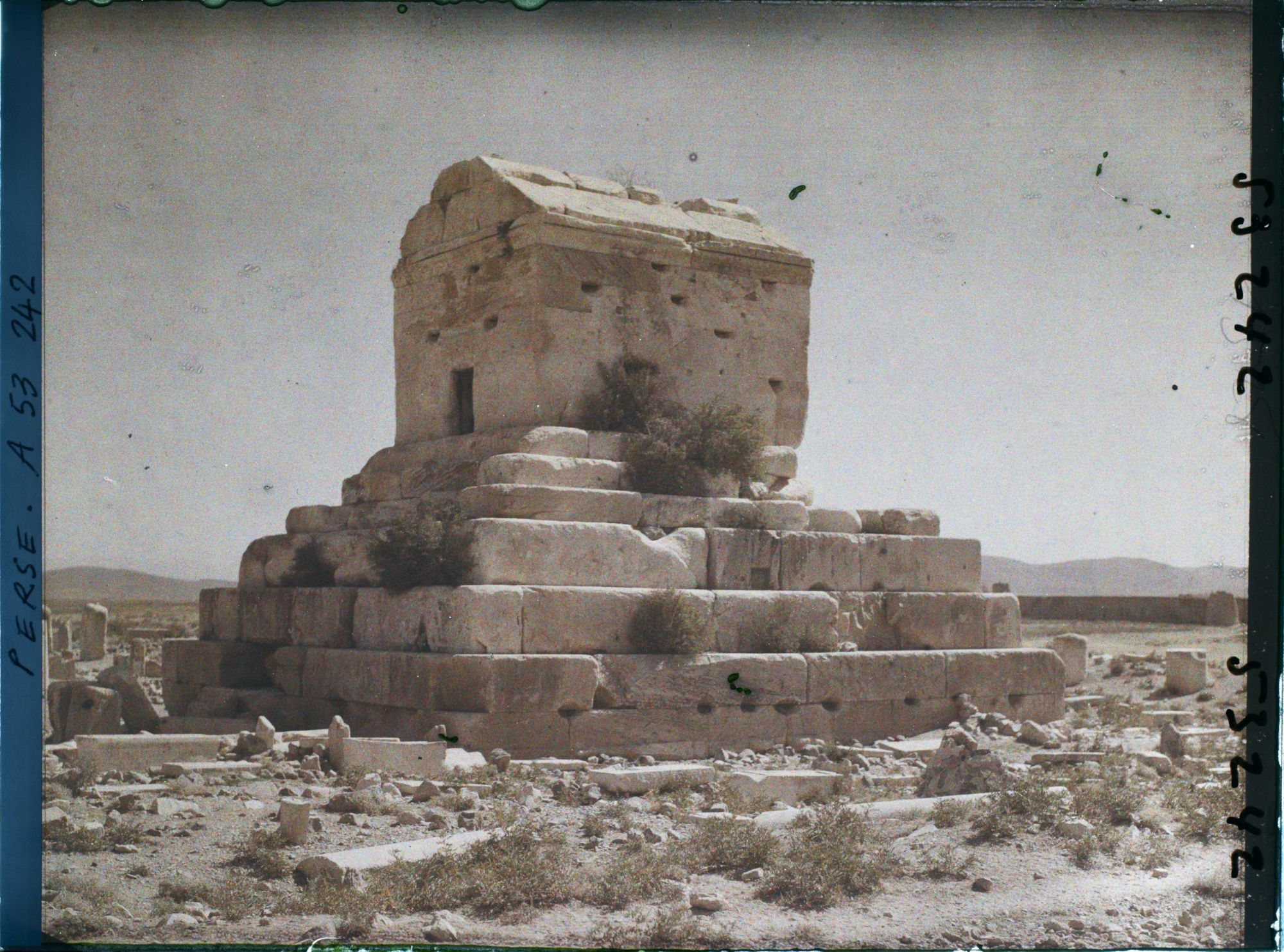 Image représentant Le tombeau de Cyrus II (vers 530 avant JC.)