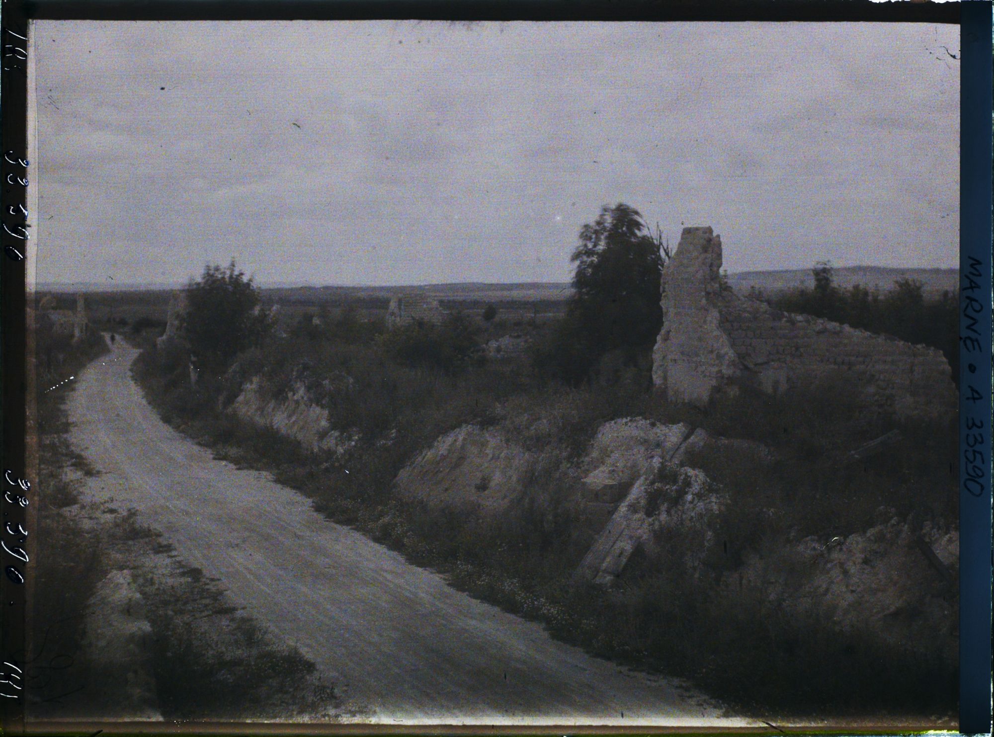 Image représentant France, Nauroy, Aspect des ruines, Côté droit de la route
