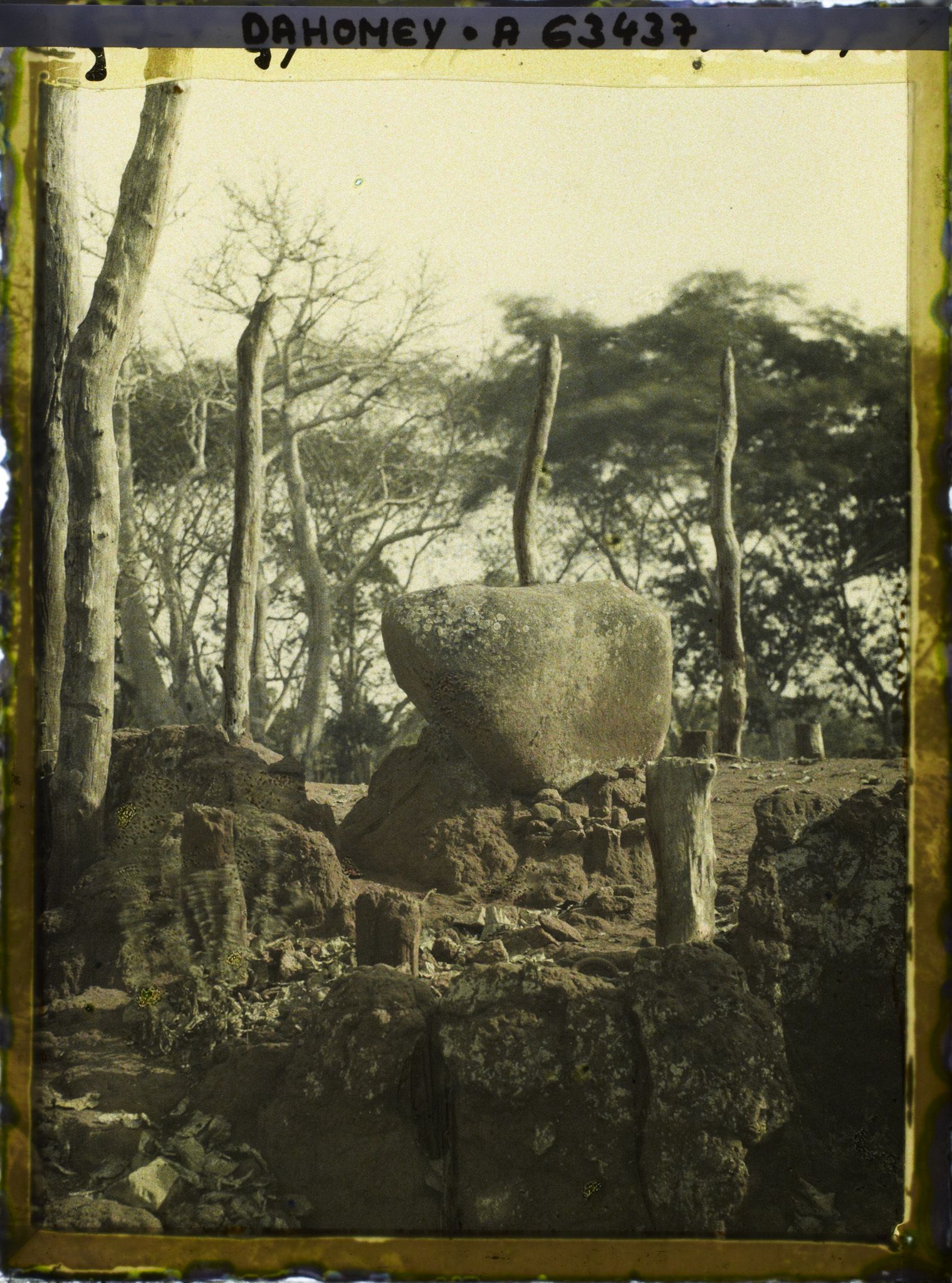 Image représentant Tertre de guerre des rois du Dahomey, pierre pour aiguiser les coupe-coupe