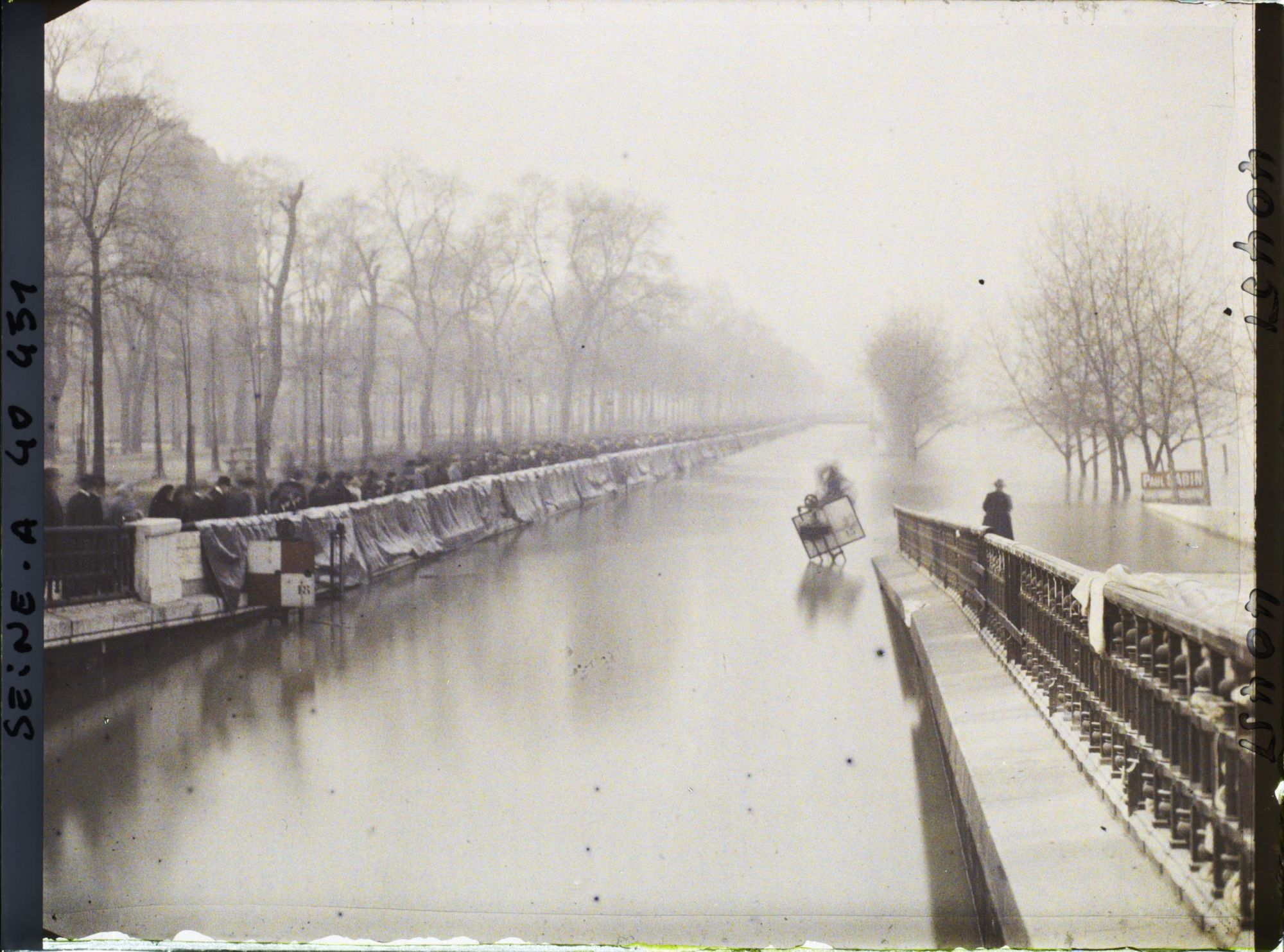 Image représentant La ligne de chemins de fer des Invalides inondée, quai d'Orsay