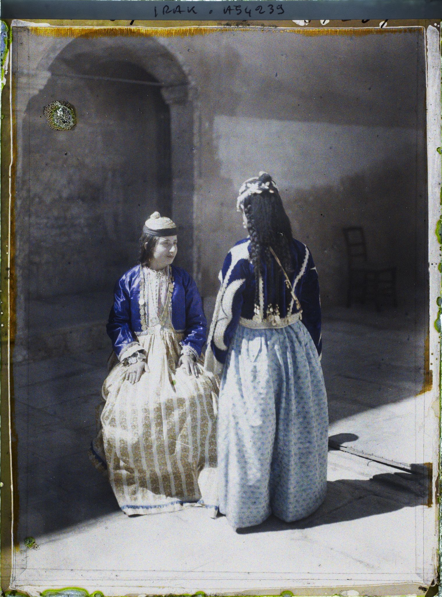 Image représentant Jeunes chrétiennes en costume