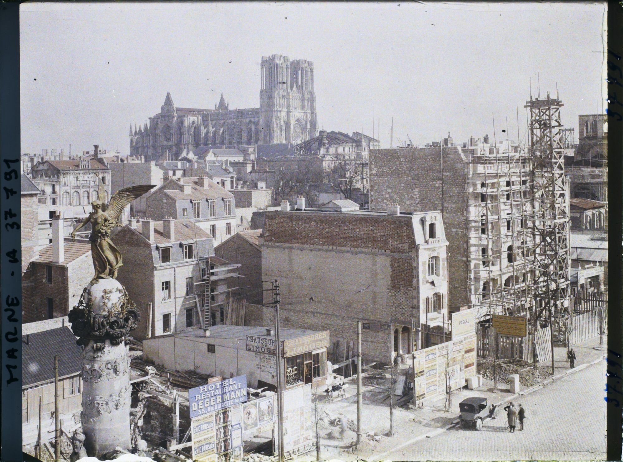 Image représentant France, Reims, Vue vers la Cathédrale et la rue Drouët d'Erlon