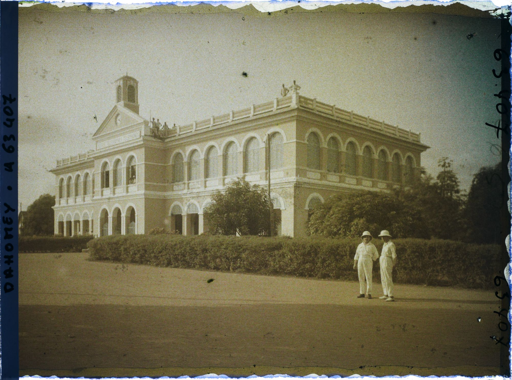 Image représentant Deux colons devant la Poste