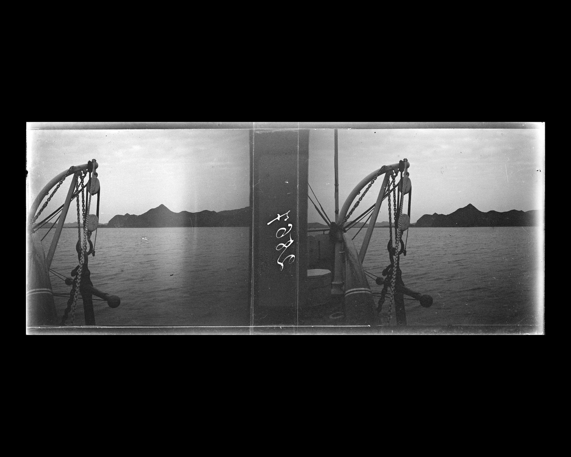 Image représentant Le bossoir d'ancre tribord du vapeur chinois Kiang-Yu et les rives du Yangzijiang ("fleuve Bleu")