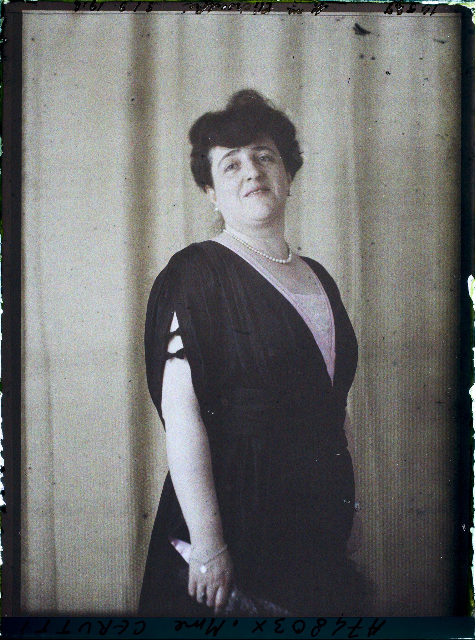 Image représentant https://musee-albert-kahn.s-museum.fr/home/NWQ2OTAwYzNmYjZlZTk1ZWQwODJmMjY4L2dlbmVyaWMtbm90aWNlLXRhYi9hdXRob3JpdHkvNjE3YTc5ZjVjZjhiODk2OGIzMzM3ZDIx/5d6900c3fb6ee95ed082f268/generic-notice-tab/authority/617a79ebcf8b8968b3336a4d Madame Cerutti