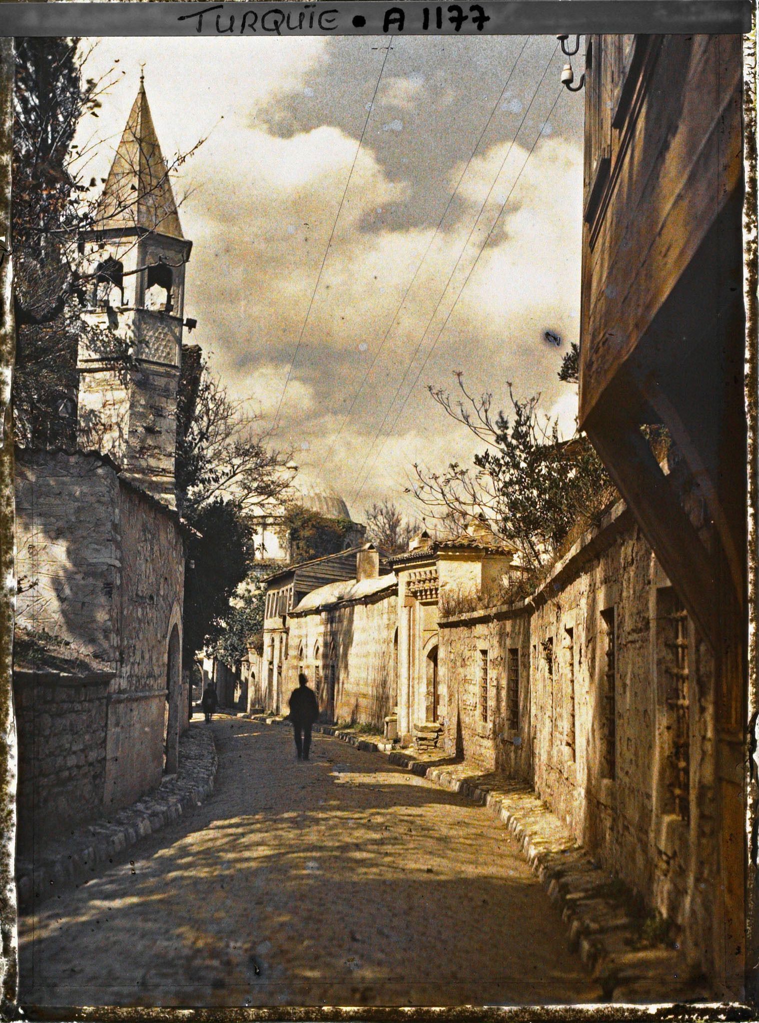 Image représentant Dans une rue d'Eyüp, pavée et électrifiée
