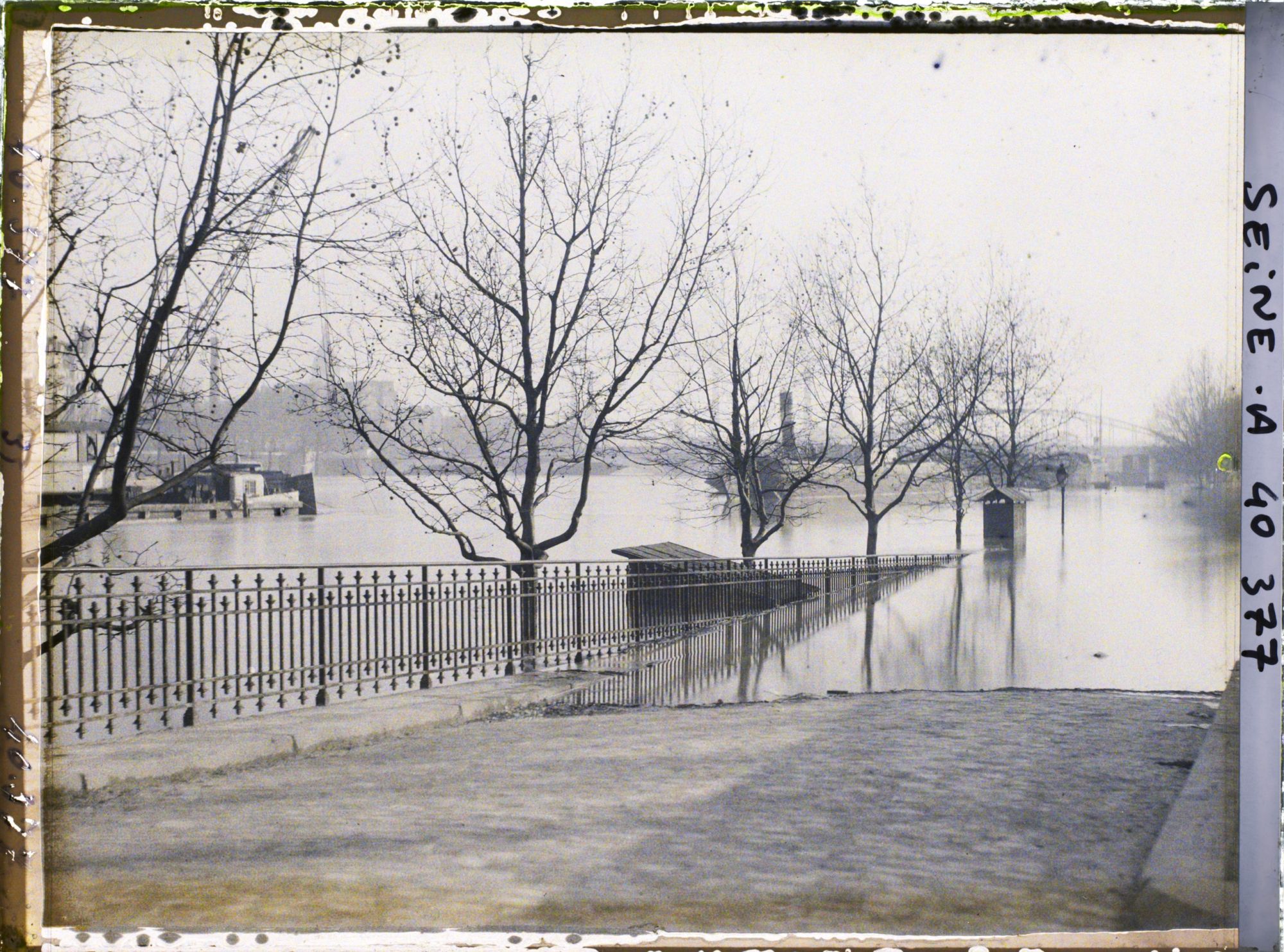 Image représentant La Seine en crue au port Saint-Bernard, en direction du viaduc d'Austerlitz