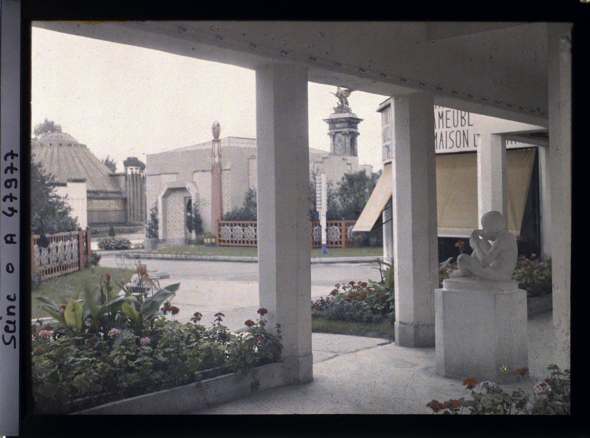 Image représentant L'Exposition des arts décoratifs, Galerie des magasins de la place Clichy, sur l'esplanade des Invalides