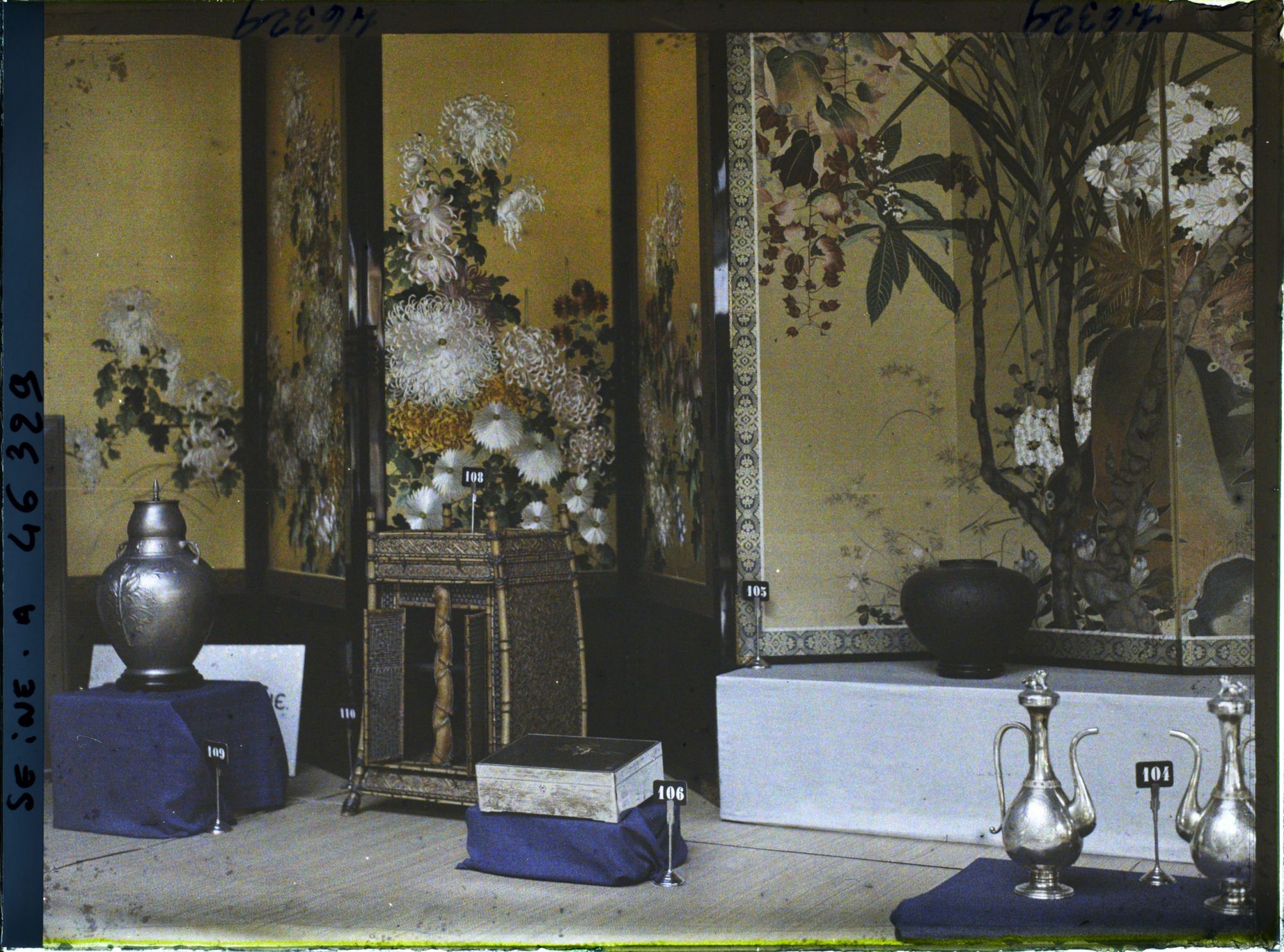 Image représentant L'exposition des arts décoratifs, intérieur de la maison japonaise, œuvres d'art diverses