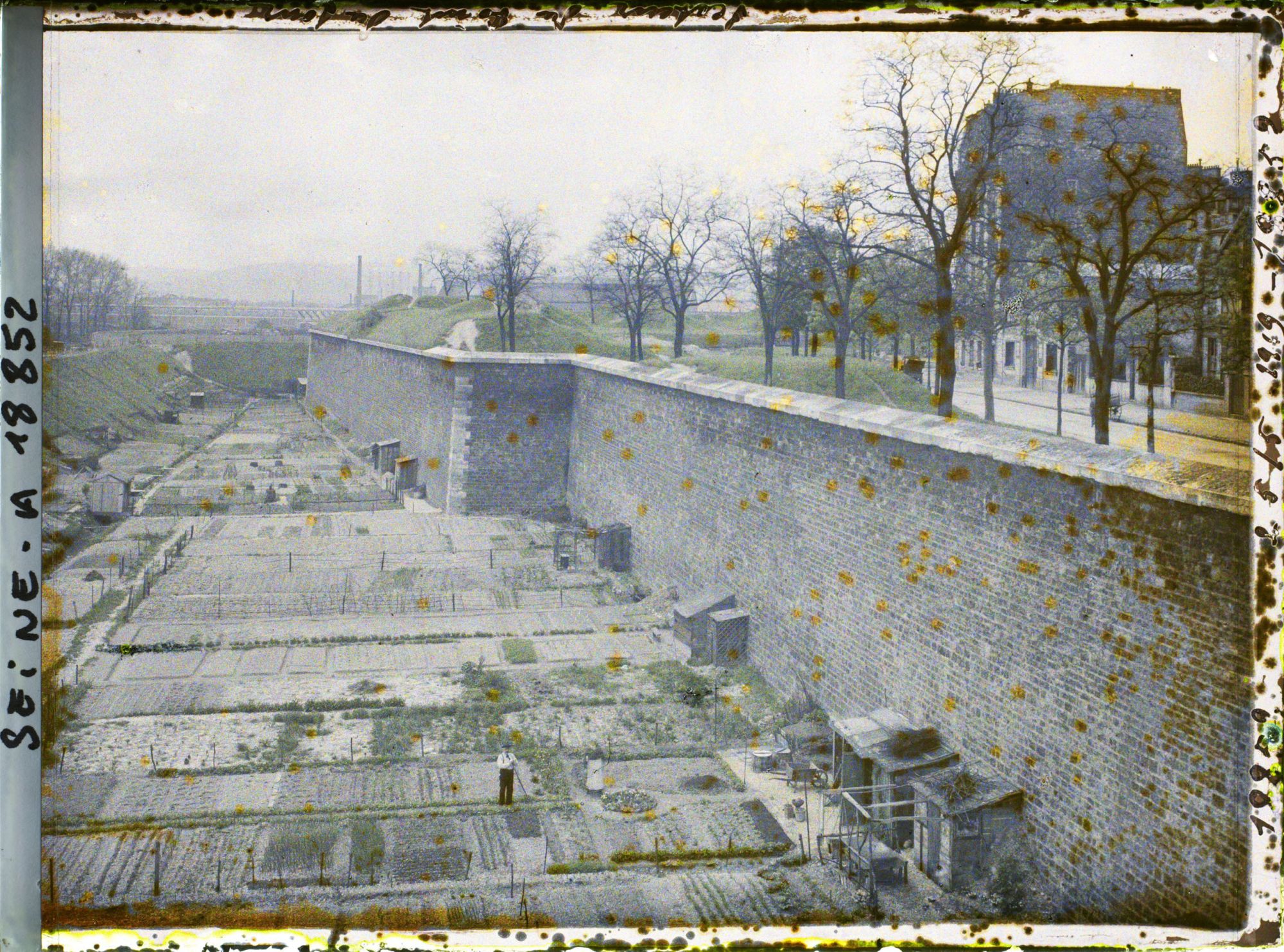 Image représentant Les jardins ouvriers aux pieds des fortifications, près de la porte du Point-du-Jour