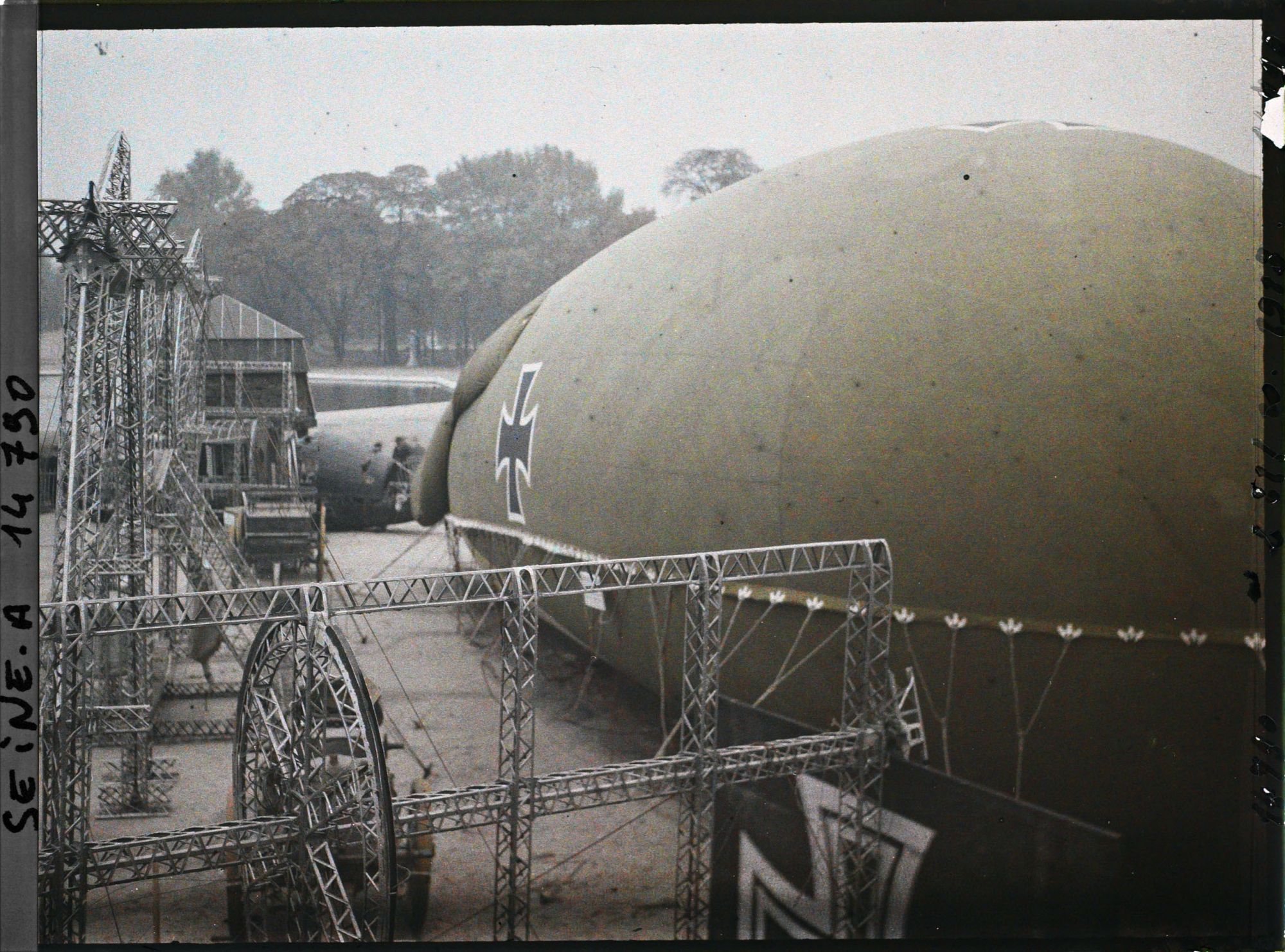 Image représentant Saucisse et monture d'un zeppelin pris aux Allemands exposés au jardin des Tuileries