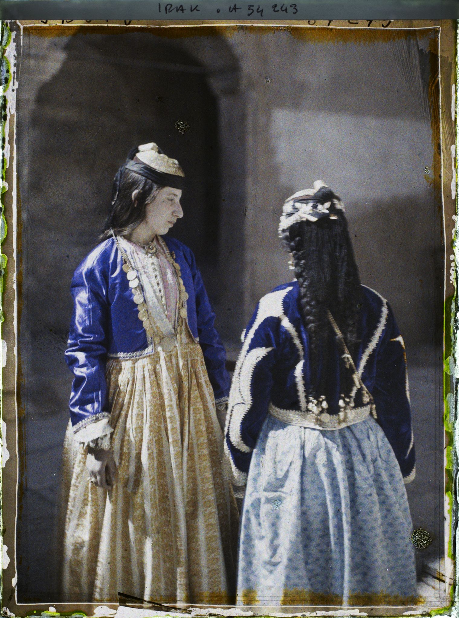 Image représentant Jeunes chrétiennes en costume