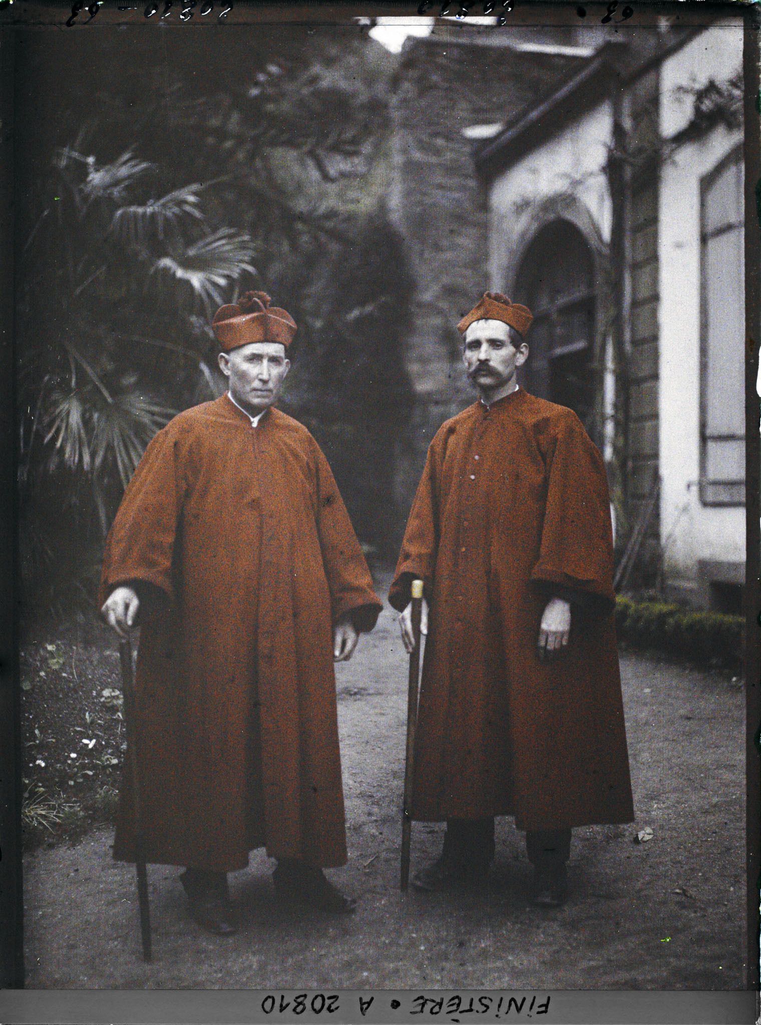 Image représentant Les deux bâtonniers appelés "Chasse-Gueux" de l'église, ancienne cathédrale, Saint-Paul-Aurélien