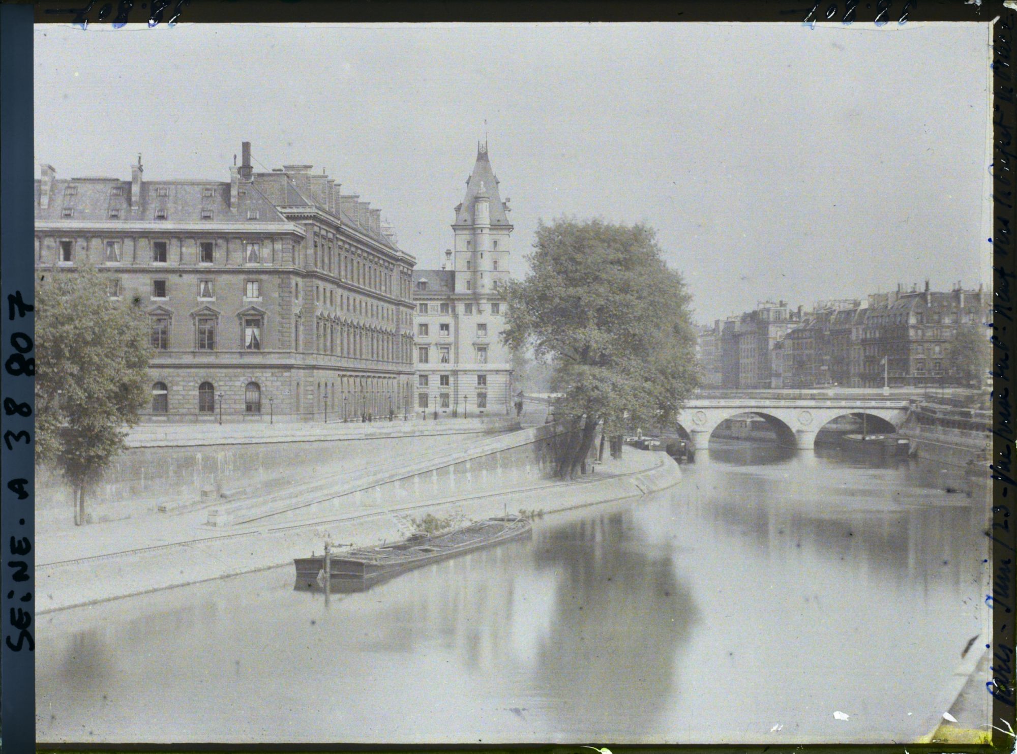 Image représentant La préfecture de police et le pont Saint-Michel depuis le Pont-Neuf