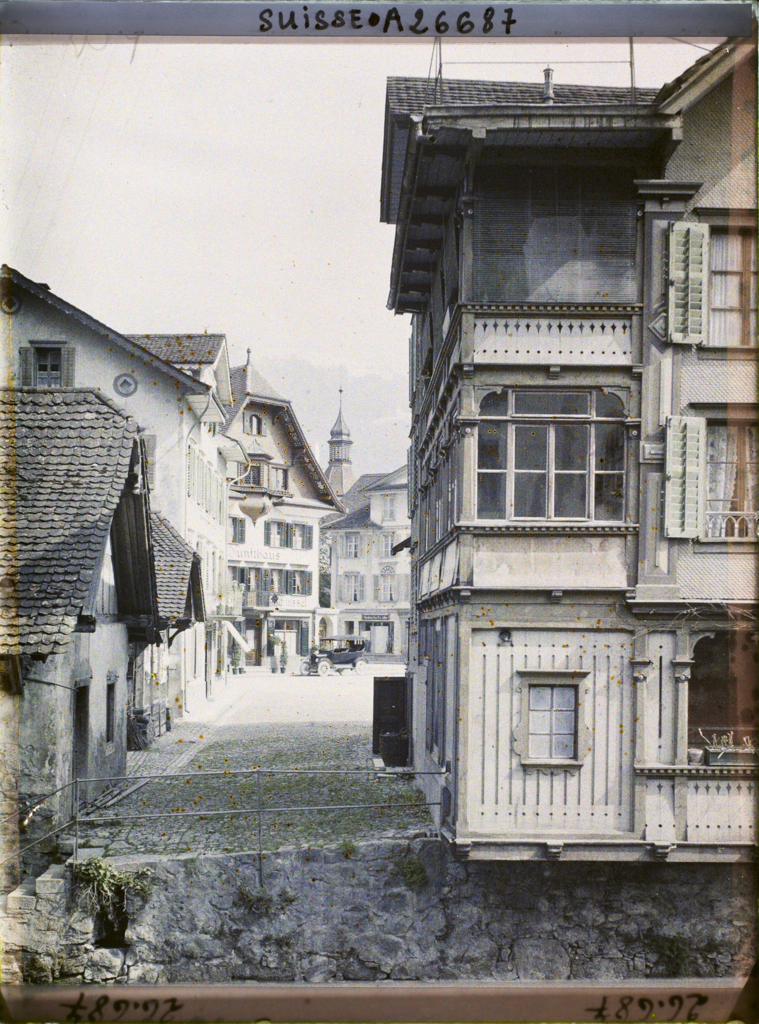 Image représentant La Dorfplatz depuis les rives de la Sarner Aa