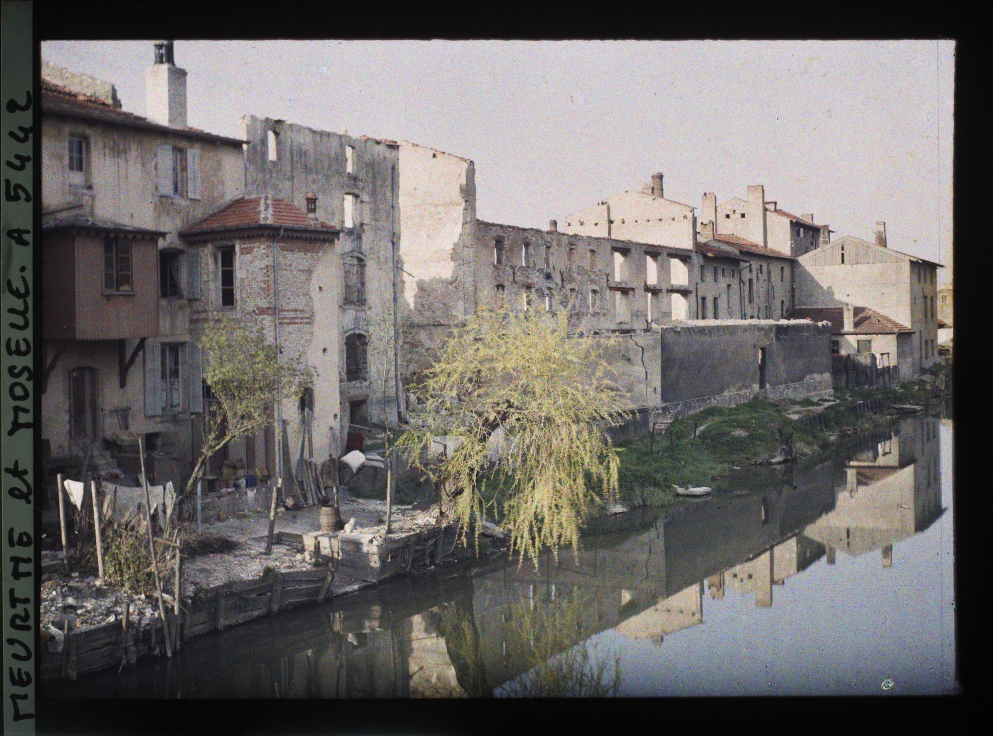 Image représentant France, Lunéville, Les bords de la Vezouce, vue prise du pont.