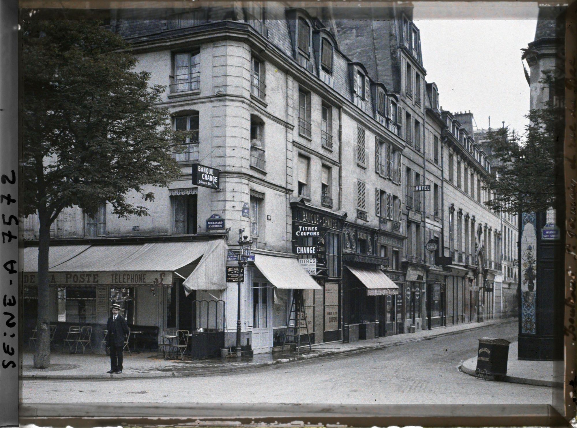 Image représentant L'angle de la rue du Bac et du boulevard Saint-Germain