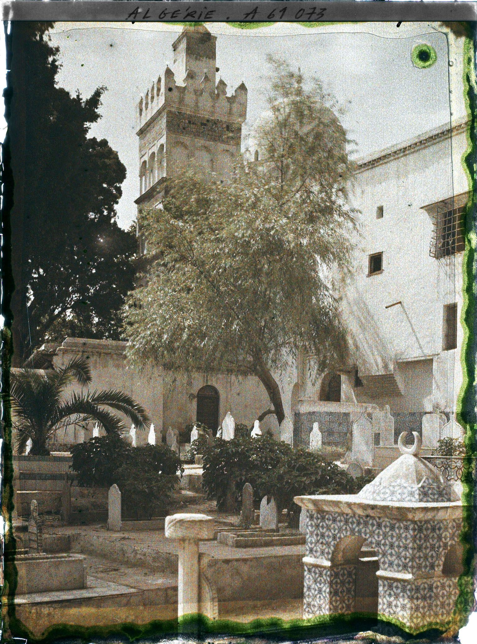 Image représentant Cimetière et minaret de la mosquée de Sidi Abd-er-Rhamane