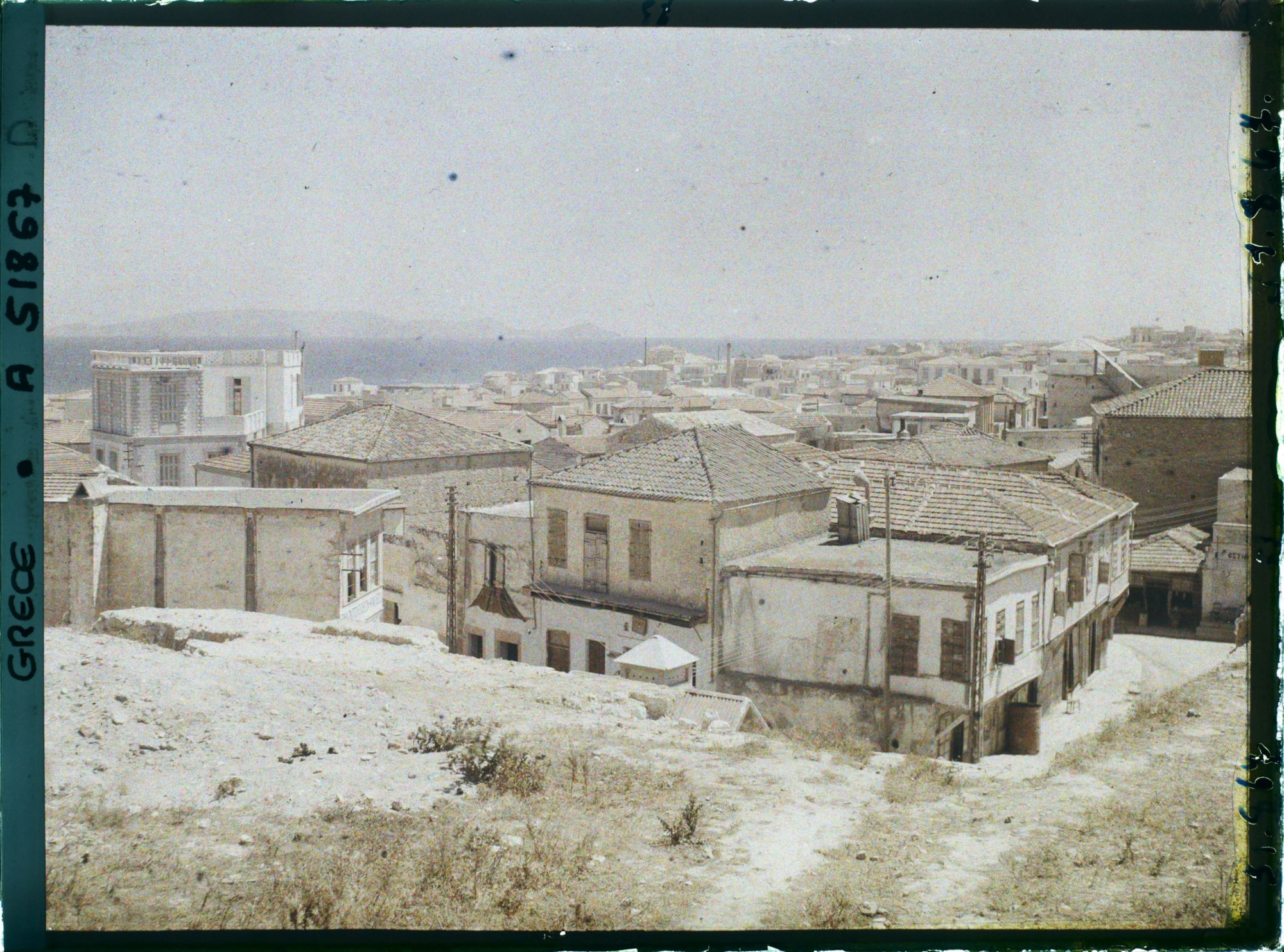 Image représentant Quartier en bord de mer, (vue depuis La Canée). Au fond, l'Ile Standia (actuelle Ile Dia)
