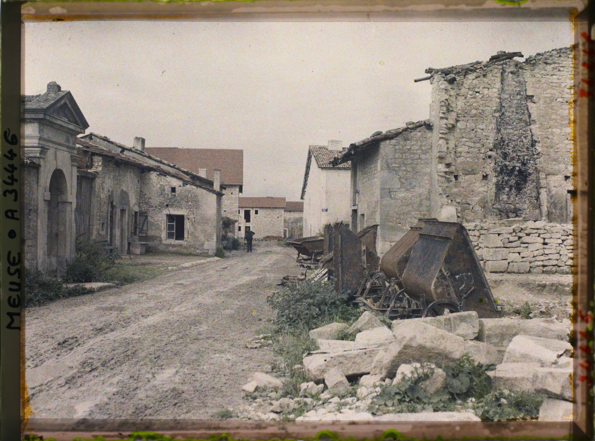 Image représentant France, Les Paroches, Ruines et reconstructions