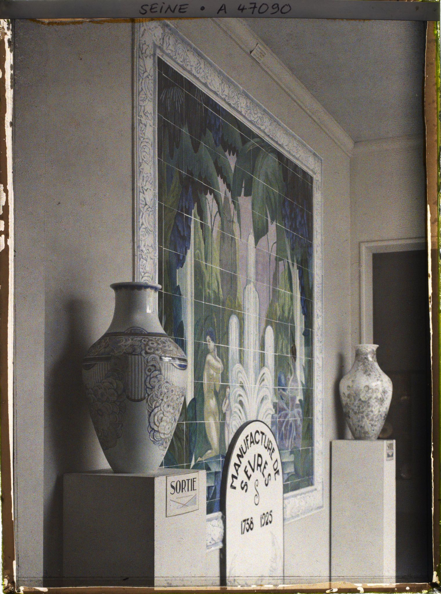 Image représentant L'Exposition des arts décoratifs, Manufacture Nationale de Sèvres, panneau à l'entrée du pavillon