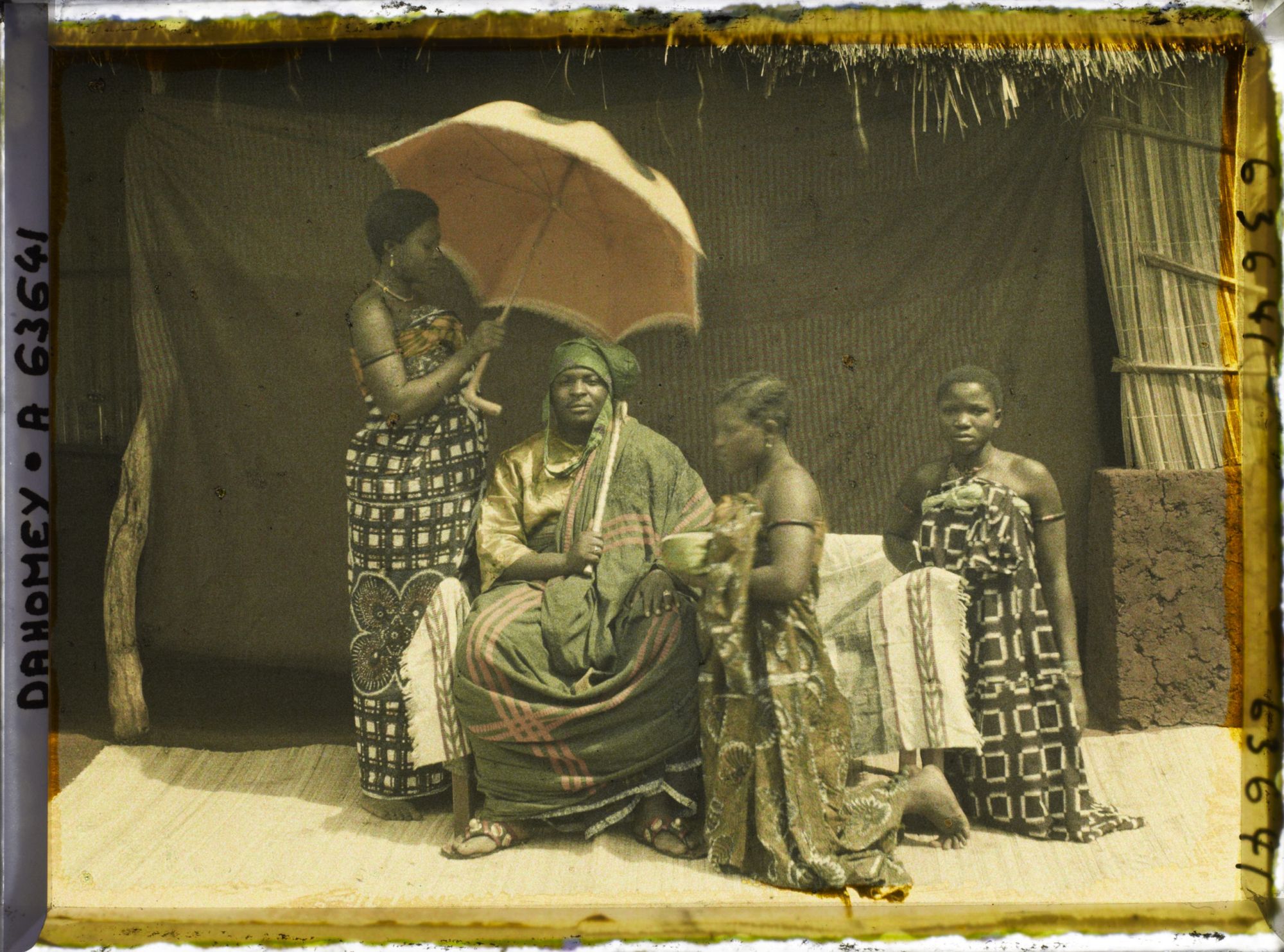 Image représentant Portrait du chef  https://musee-albert-kahn.s-museum.fr/home/NWQ2OTAwYzNmYjZlZTk1ZWQwODJmMjY4L2dlbmVyaWMtbm90aWNlLXRhYi9hdXRob3JpdHkvNjE3YTc5ZjVjZjhiODk2OGIzMzM3ZDIx/5d6900c3fb6ee95ed082f268/generic-notice-tab/authority/617a79eacf8b8968b3336557 Justin Aho entouré de ses femmes