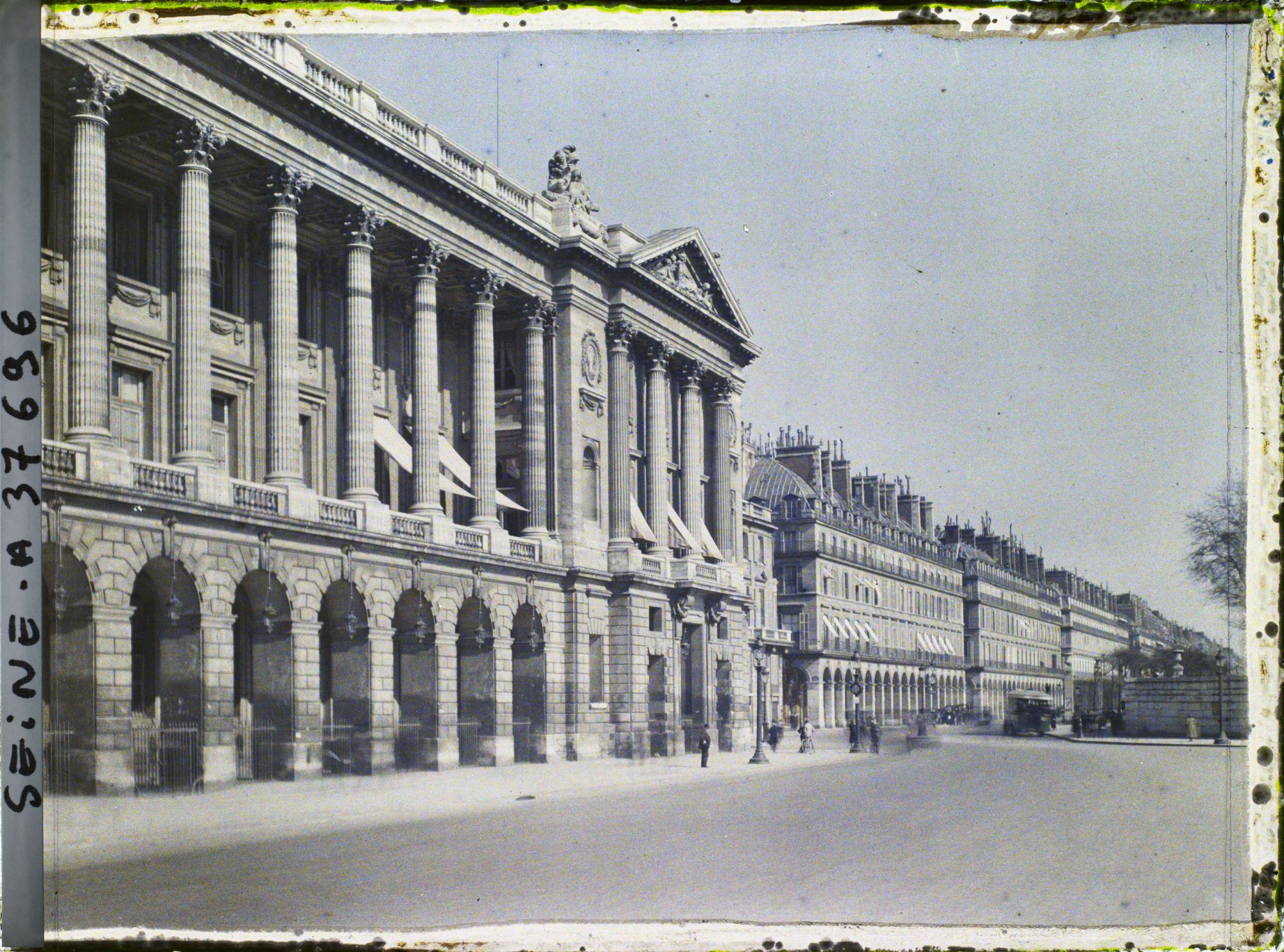 Image représentant La rue de Rivoli depuis la place de la Concorde