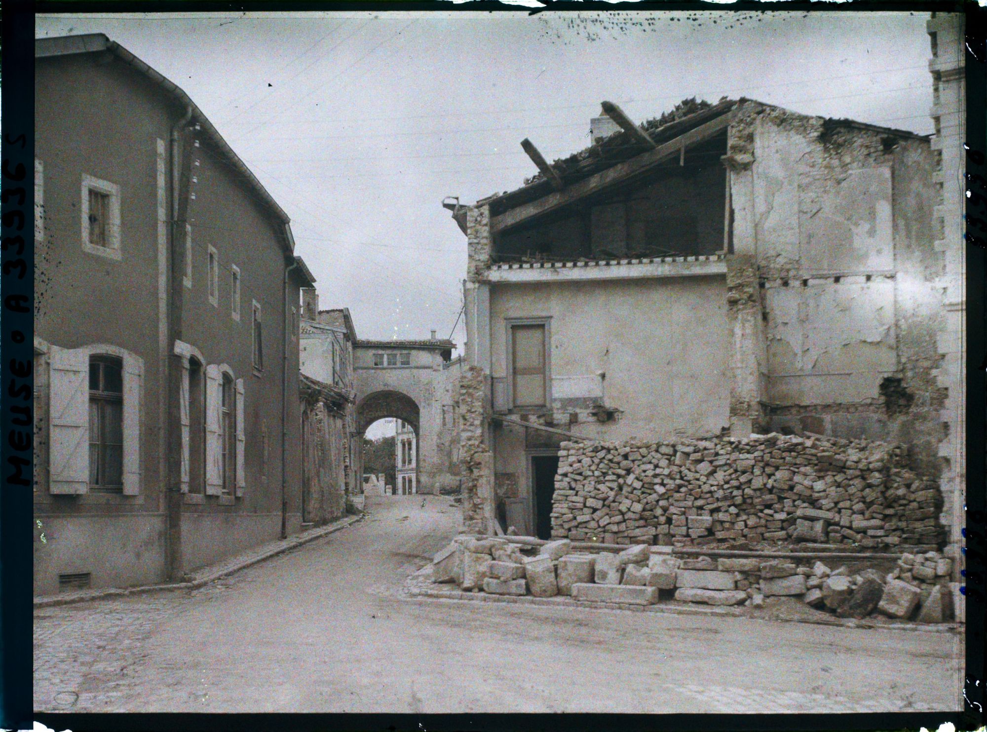 Image représentant France, Verdun, La Rue Porte Châtel et la Porte Châtel