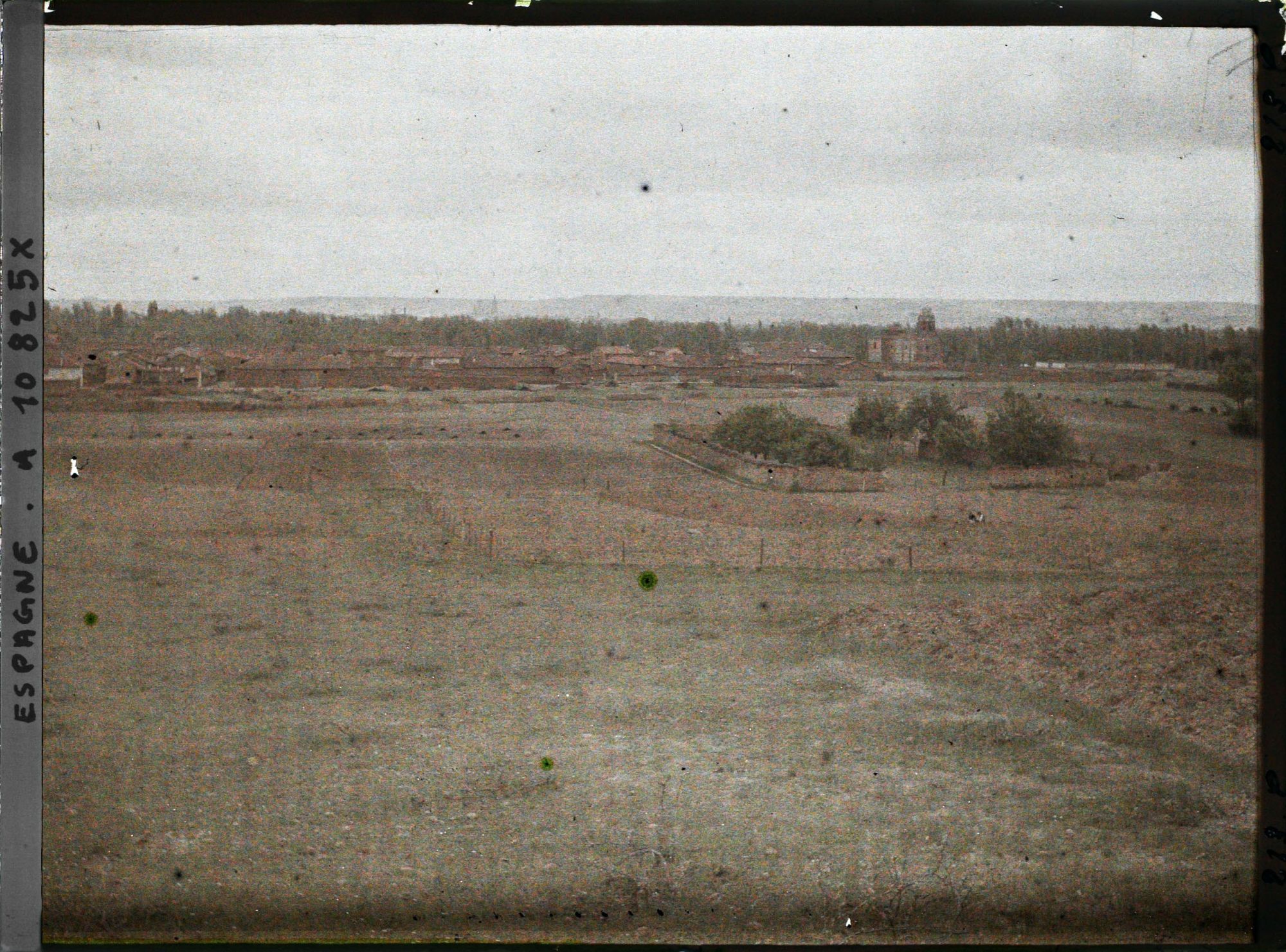 Image représentant Espagne, de Léon à Astorga,Vue Générale de la plaine de Léon ; au fond les tours de la Cathedrale (au 1er plan, le Village de Trobajo de Arriba)