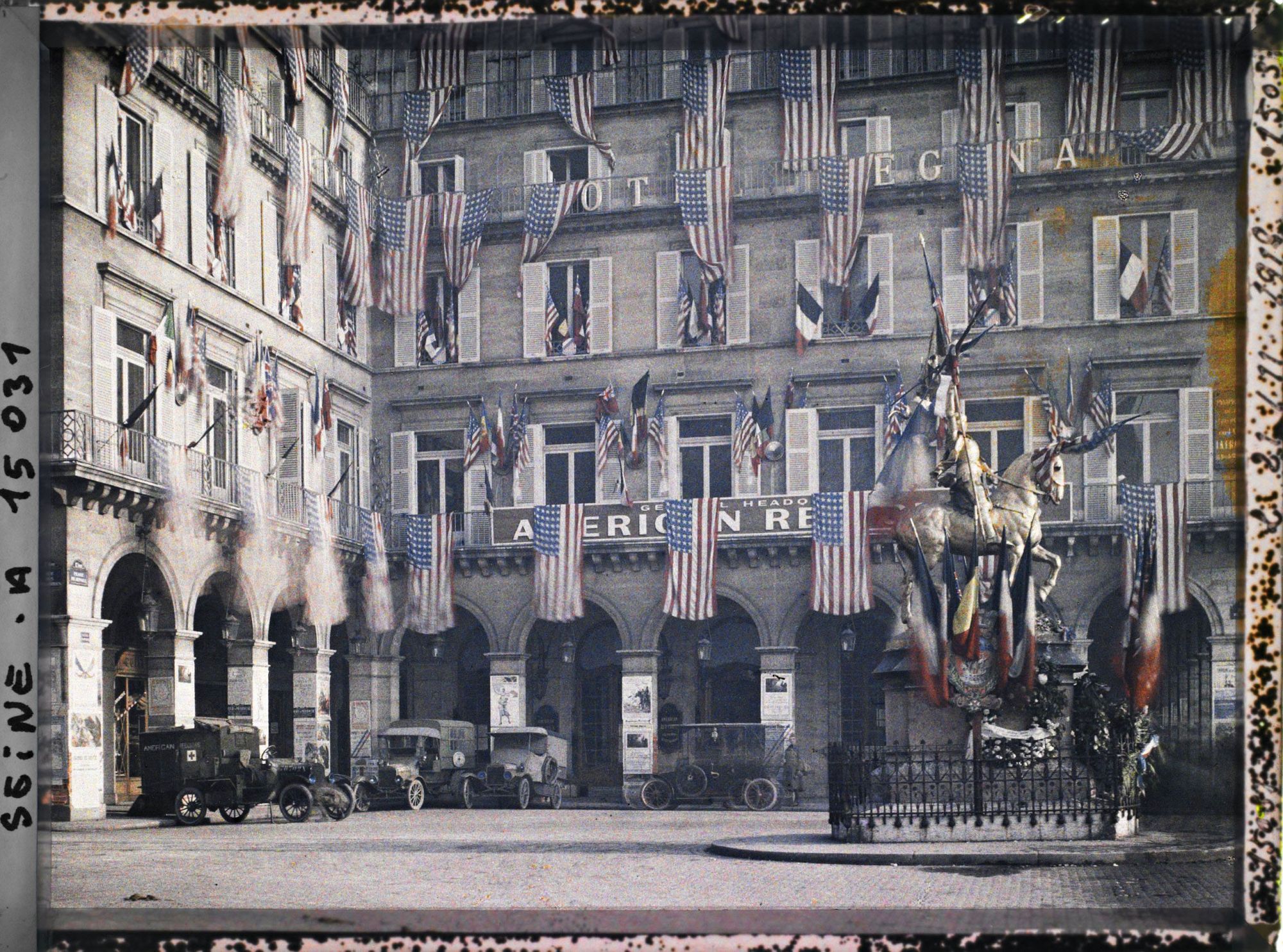 Image représentant Pavoisements au quartier général de la Croix-Rouge américaine à l'Hôtel Regina place de Rivoli (actuelle place des Pyramides)