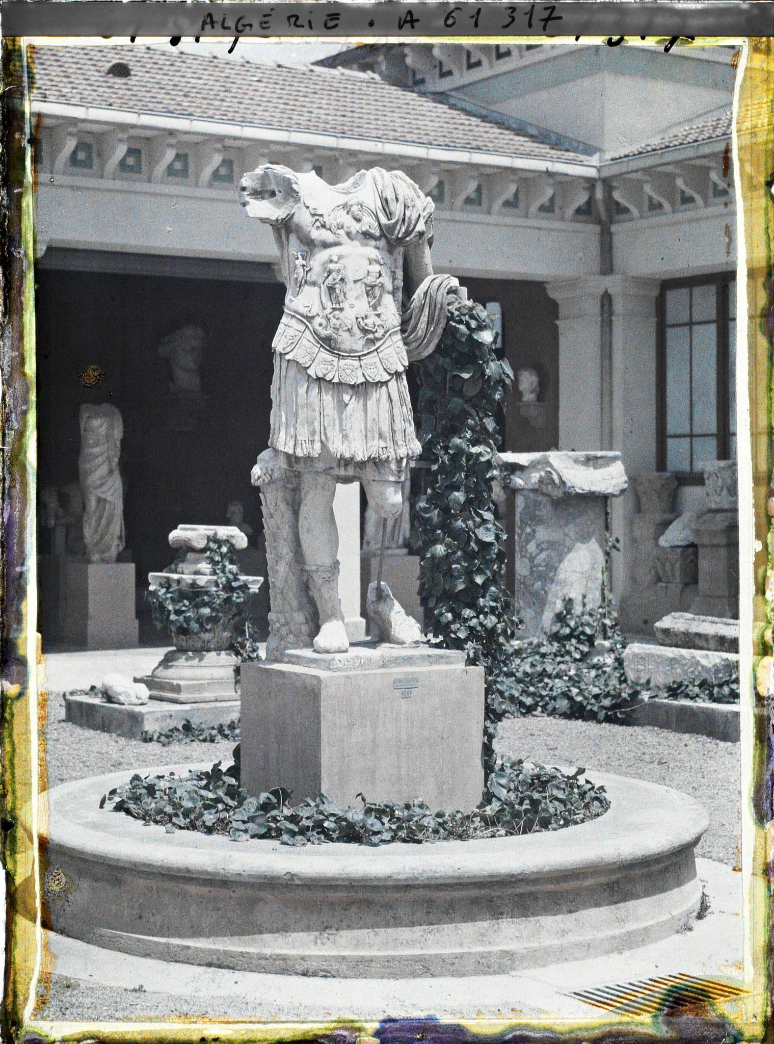 Image représentant La statue d'Auguste au centre de la cour du musée
