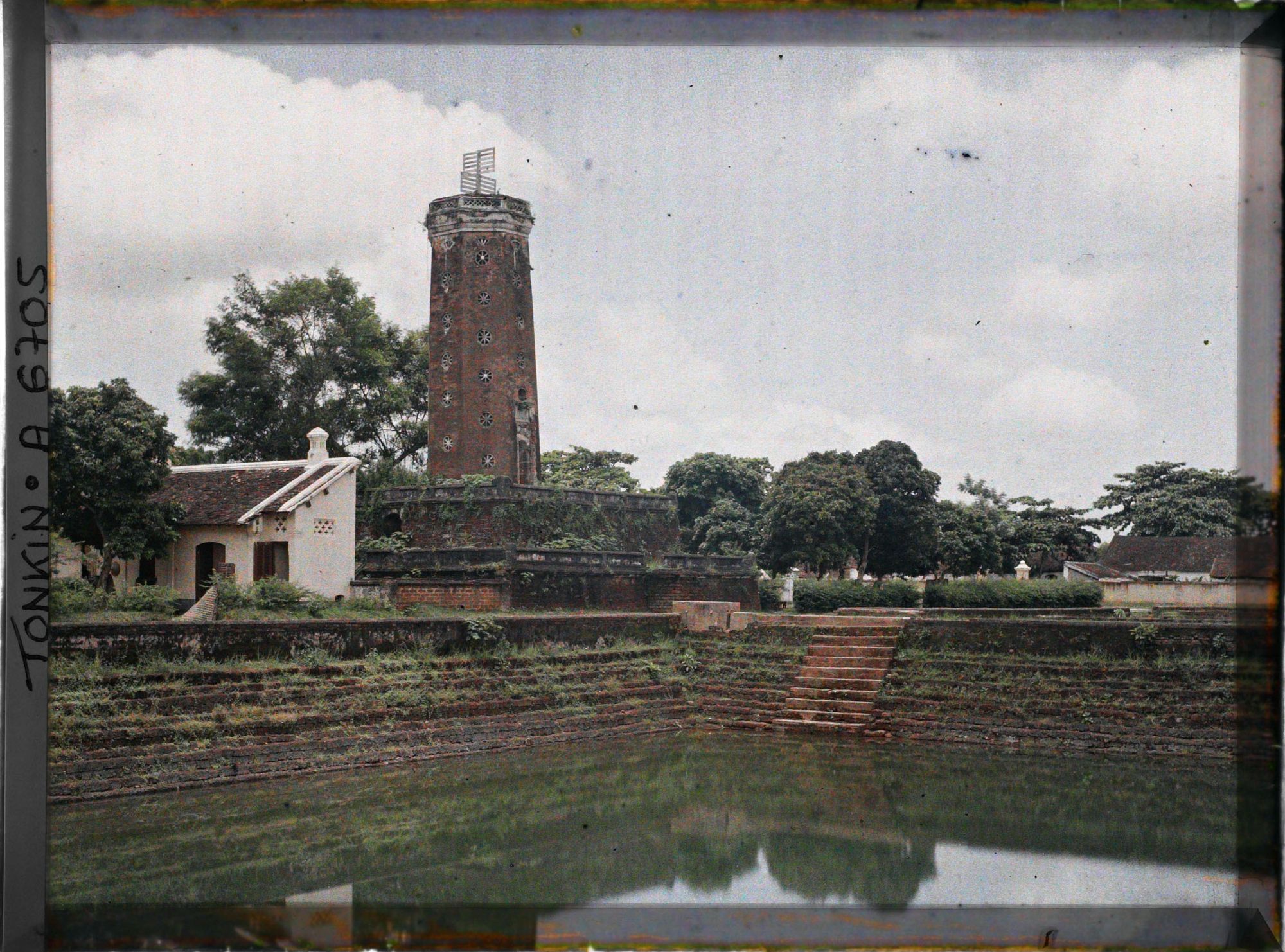 Image représentant La tour et les bassins de la Citadelle de Son Tay
