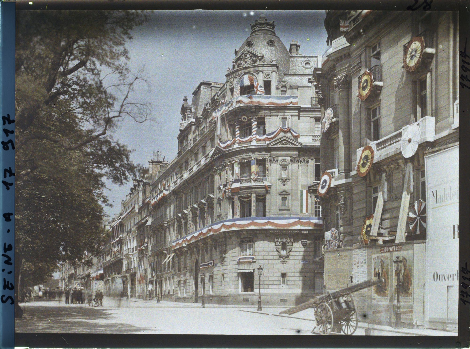 Image représentant Immeuble décoré sur les Champs-Elysées, à l'angle de la rue Washington, après les fêtes de la Victoire des 13 et 14 juillet