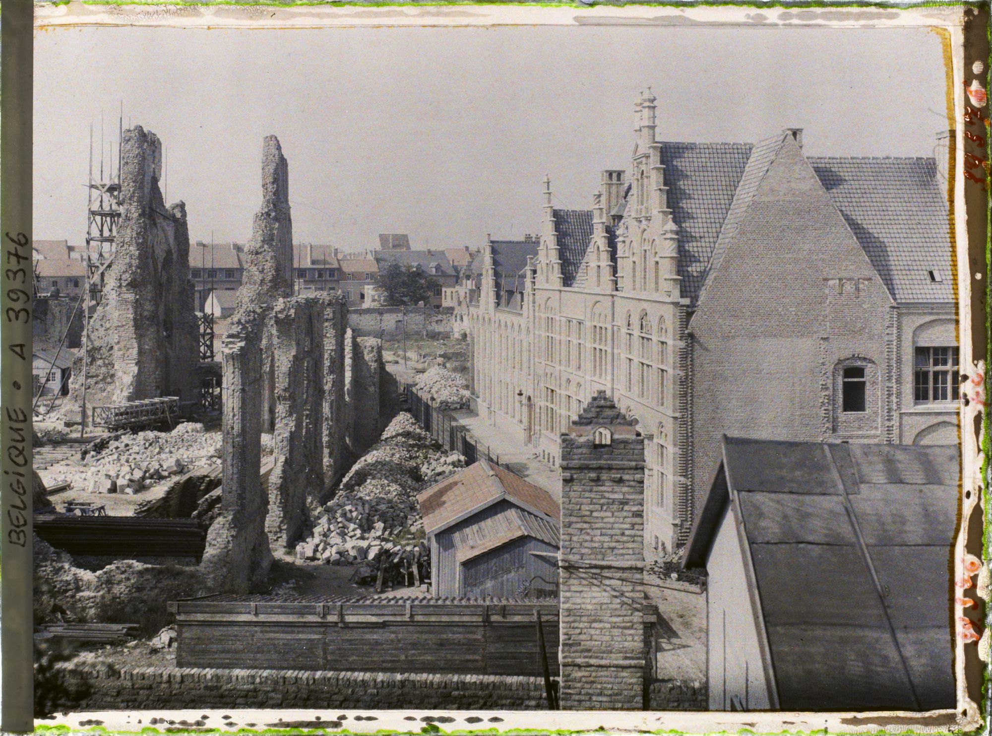 Image représentant Belgique, Ypres, Ruines de St Jacques et reconstruction